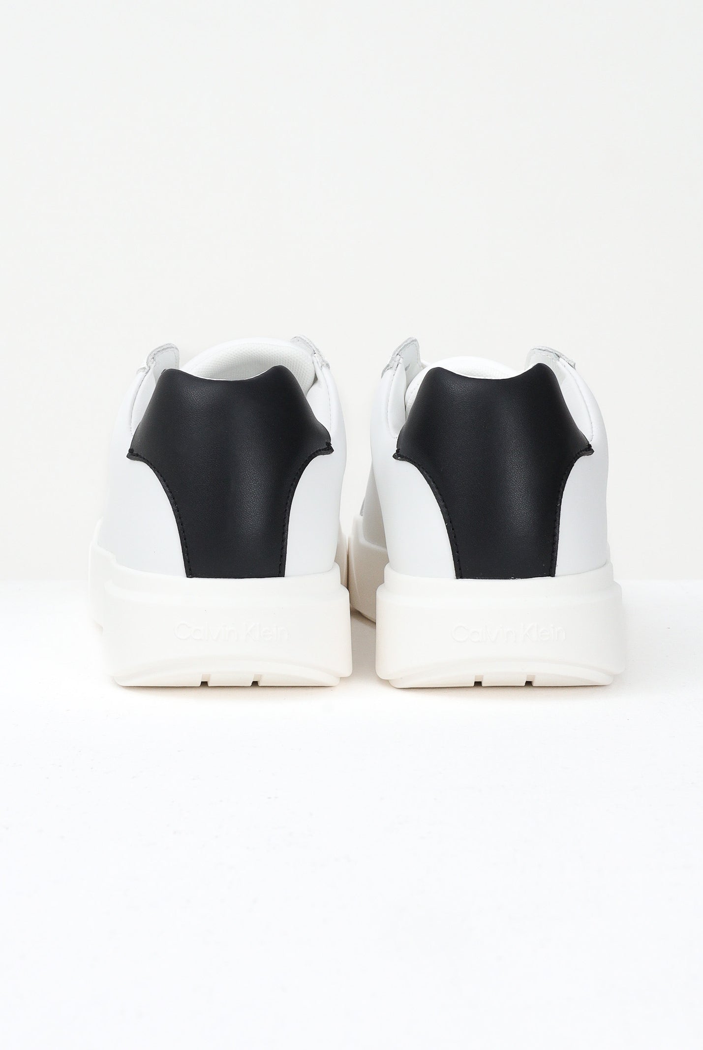 CALVIN KLEIN JEANS Sneakers bianche da uomo con logo e inserto nero YM0YM0134401W . CALVIN KLEIN JEANS