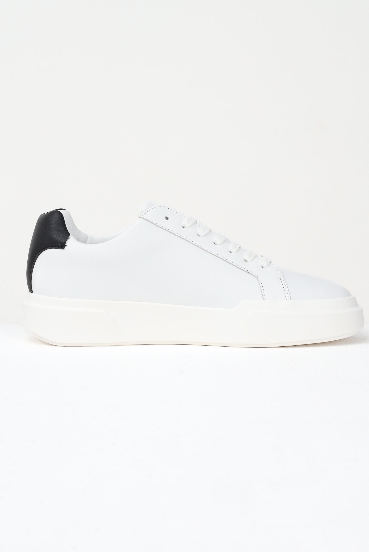 CALVIN KLEIN JEANS Sneakers bianche da uomo con logo e inserto nero YM0YM0134401W . CALVIN KLEIN JEANS