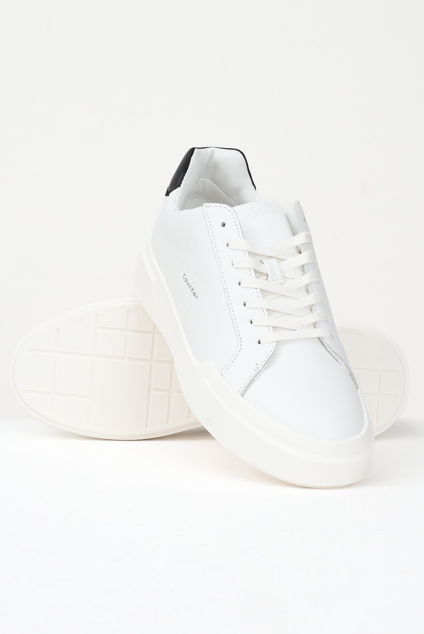 CALVIN KLEIN JEANS Sneakers bianche da uomo con logo e inserto nero YM0YM0134401W . CALVIN KLEIN JEANS