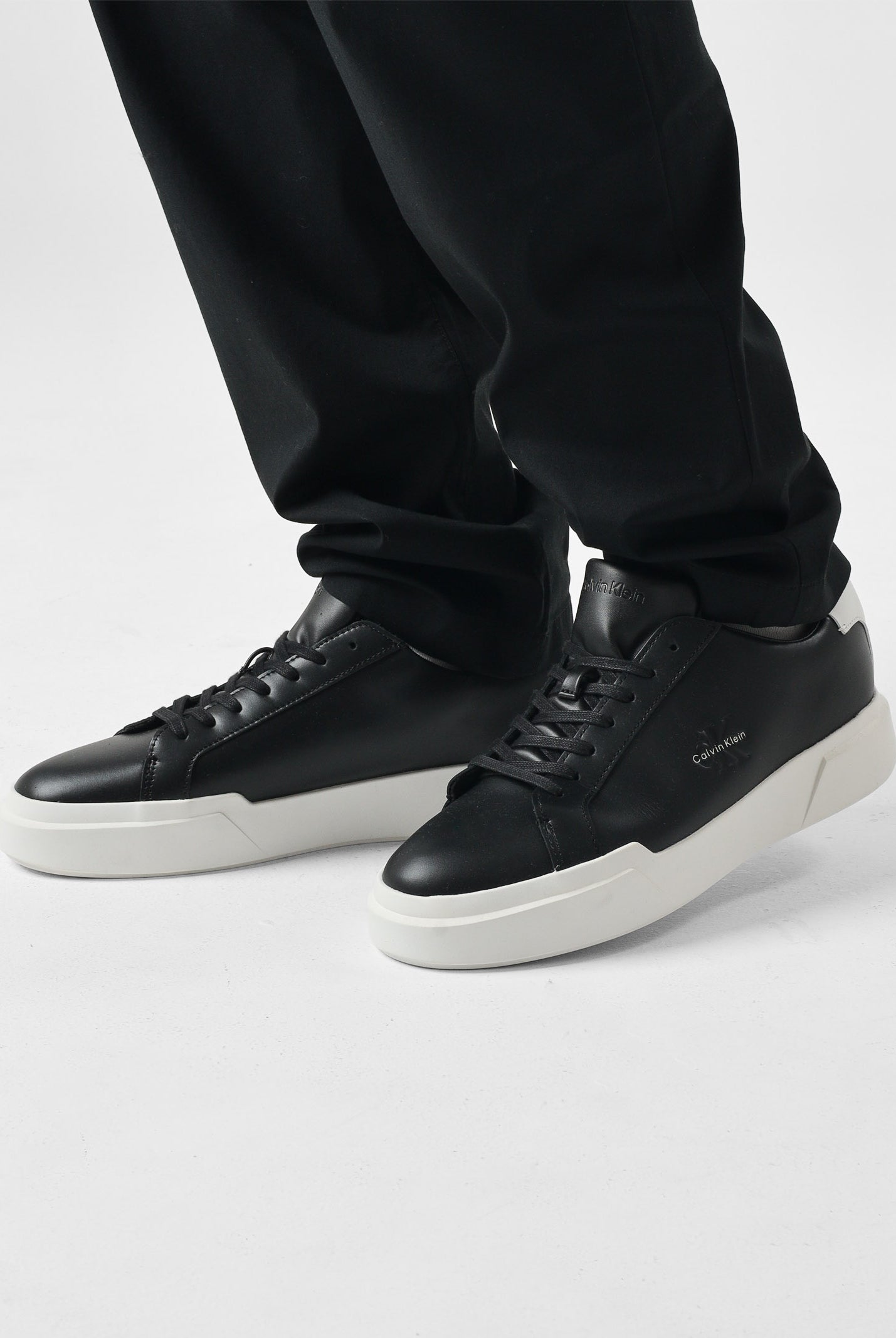 CALVIN KLEIN JEANS Sneakers nere da uomo con logo YM0YM013440GM . CALVIN KLEIN JEANS