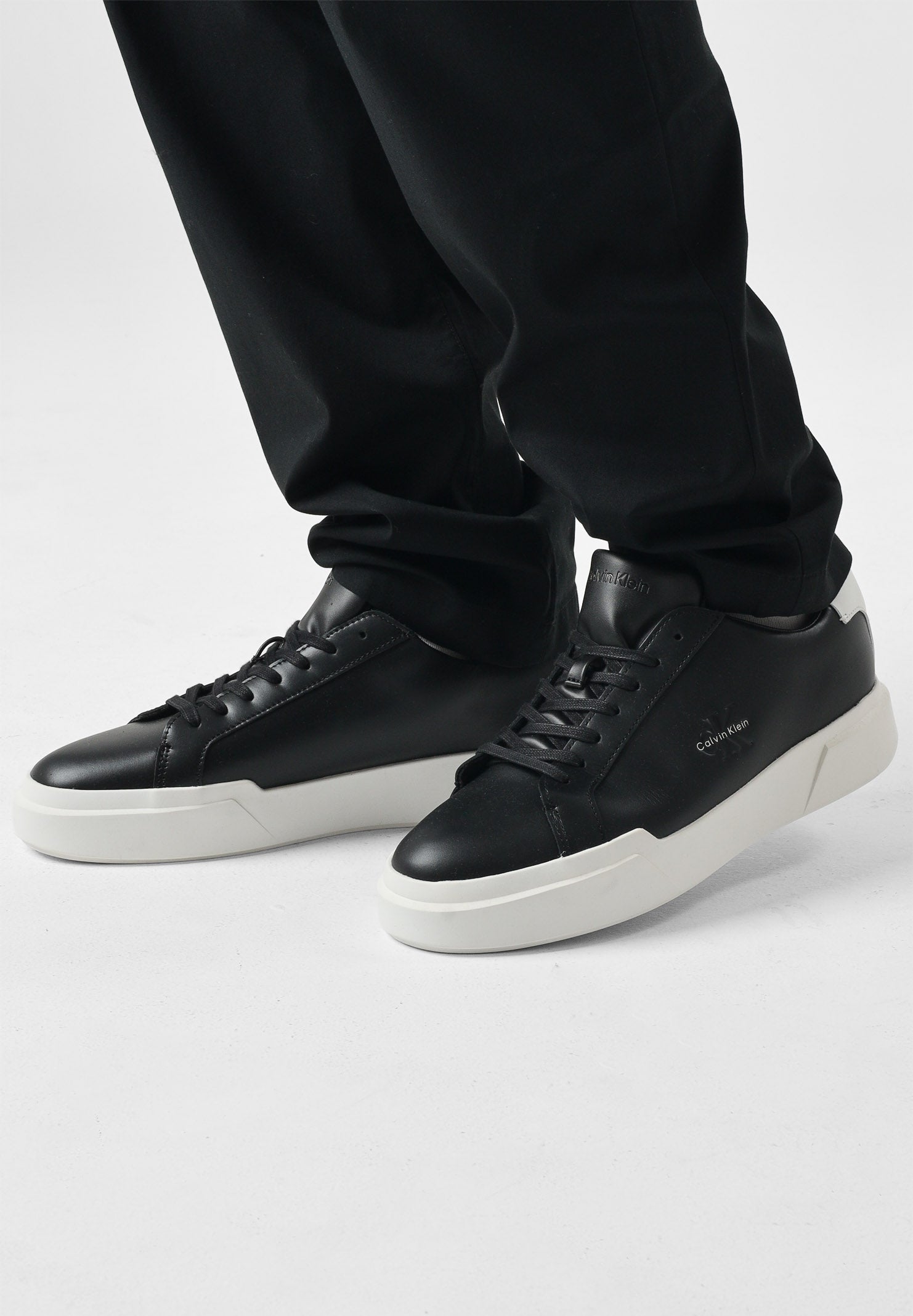 CALVIN KLEIN JEANS Sneakers nere da uomo con logo YM0YM013440GM . CALVIN KLEIN JEANS