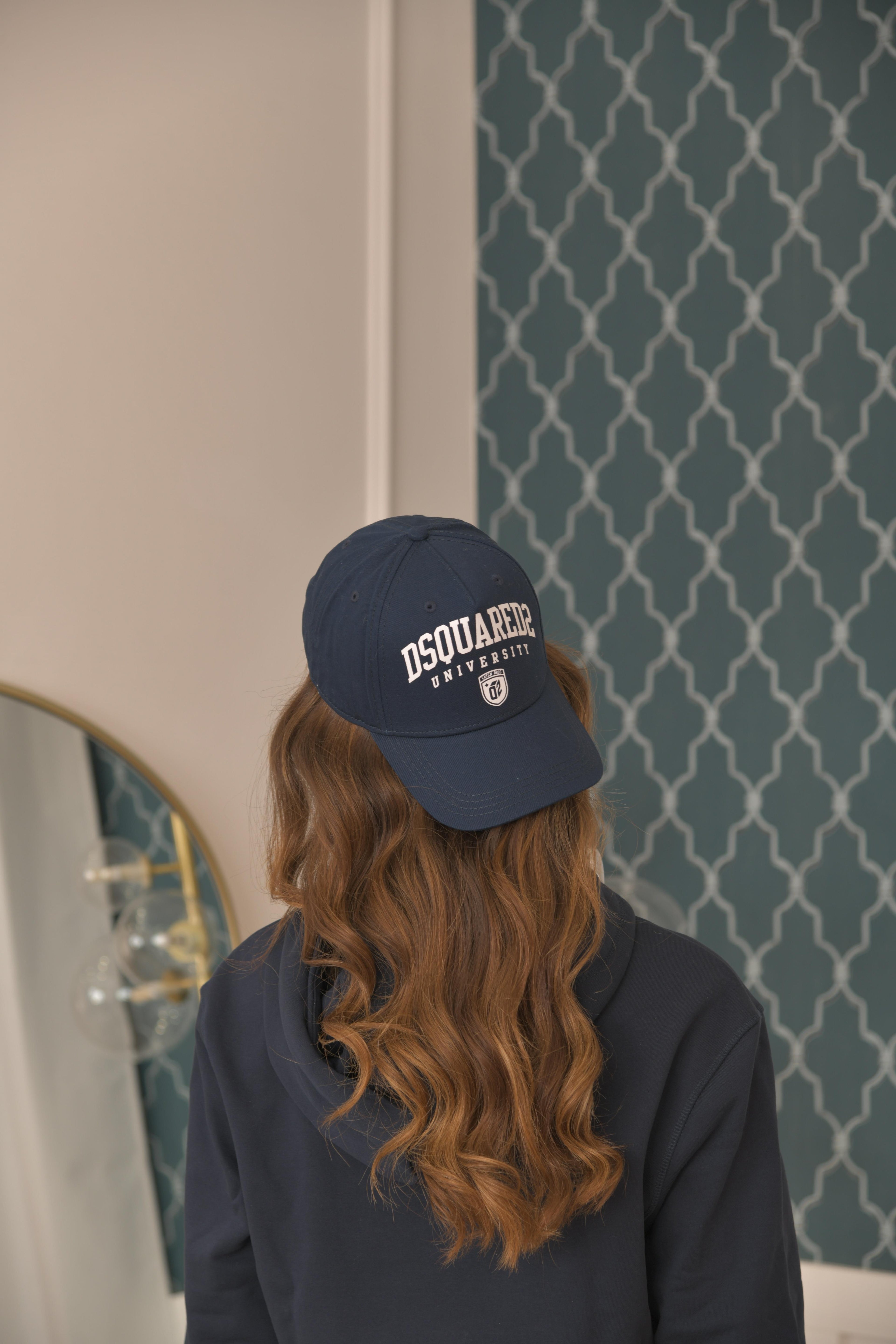 DSQUARED2 Cappello con visiera blu da donna caratterizzato da stampa logo stile college DQ2484D00YT DQ866 DSQUARED2