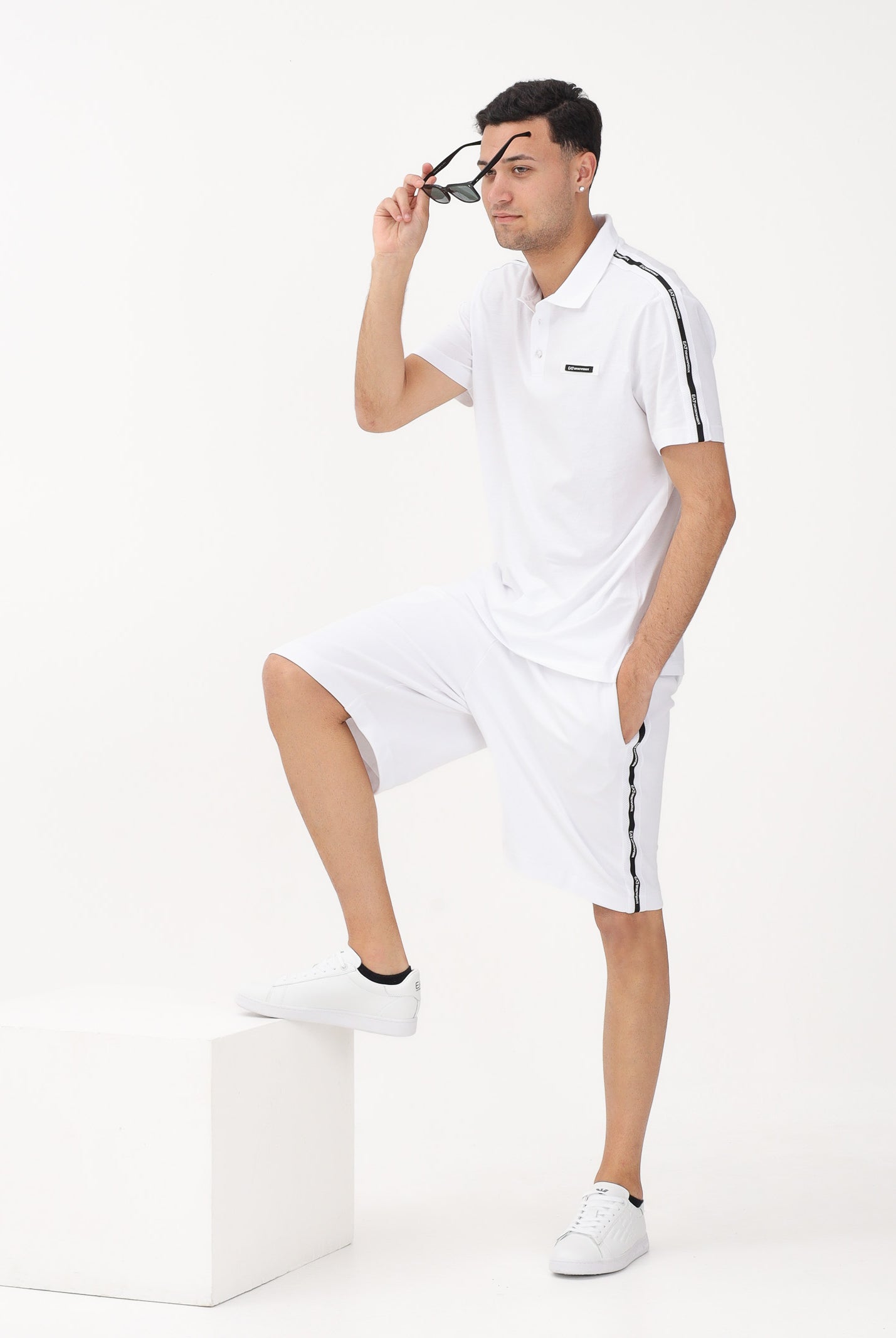 EA7 Shorts sportivo bianco da uomo con bande logate laterali 7M001481AF12660 U0002 EA7