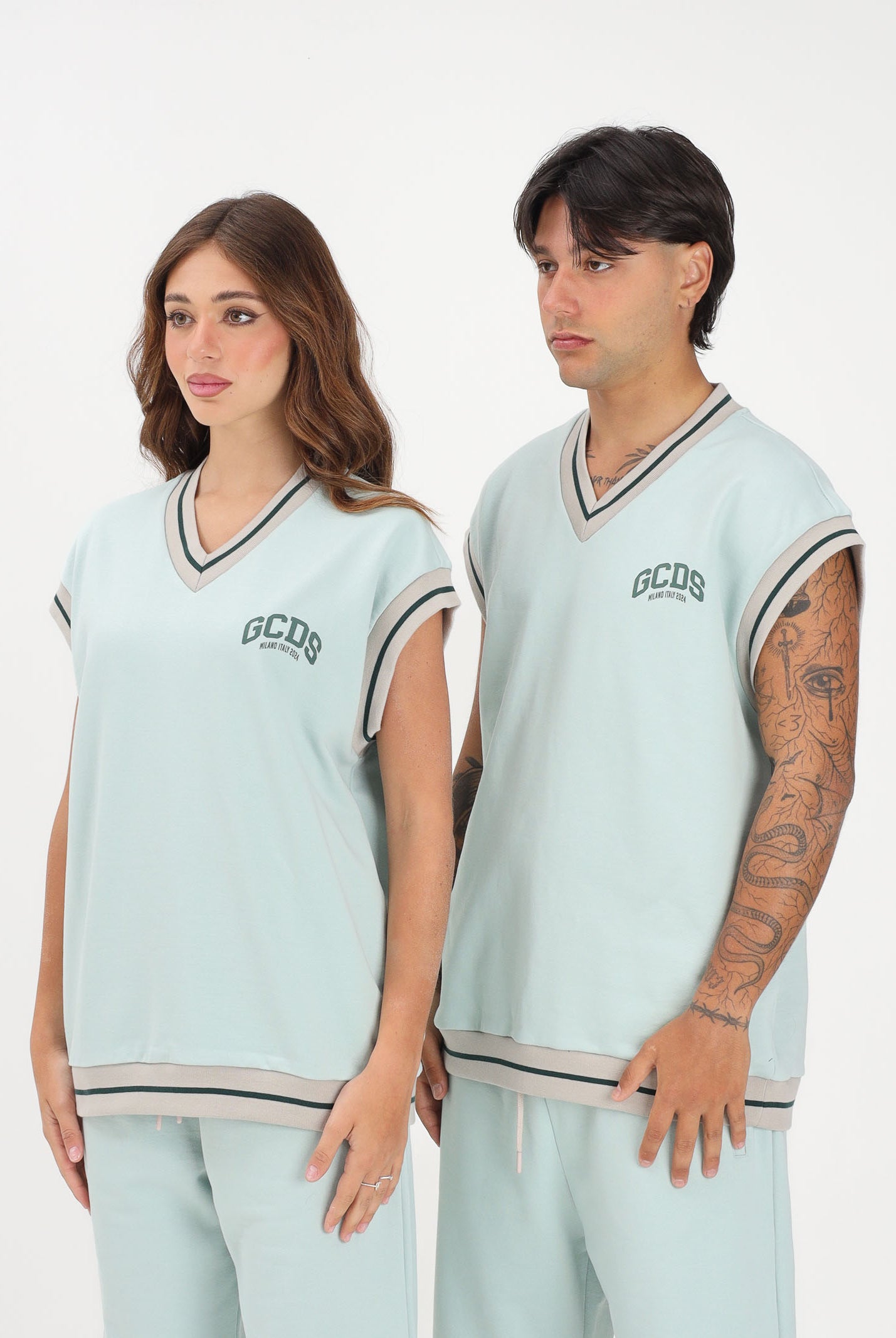 GCDS Felpa gilet verde acqua per uomo e donna con stampa maxi sul retro C1MEQE119F004 818G GCDS