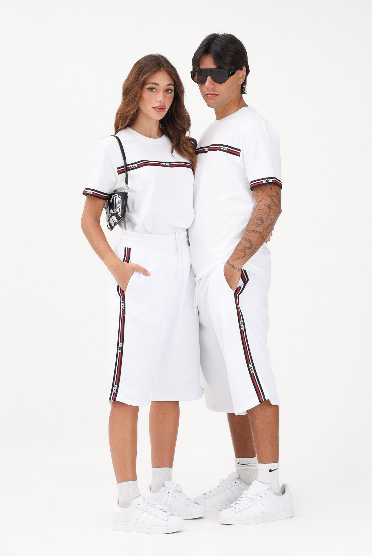 GCDS Shorts sportivo bianco per uomo e donna con bande laterali C1MEQL214F004 100B GCDS