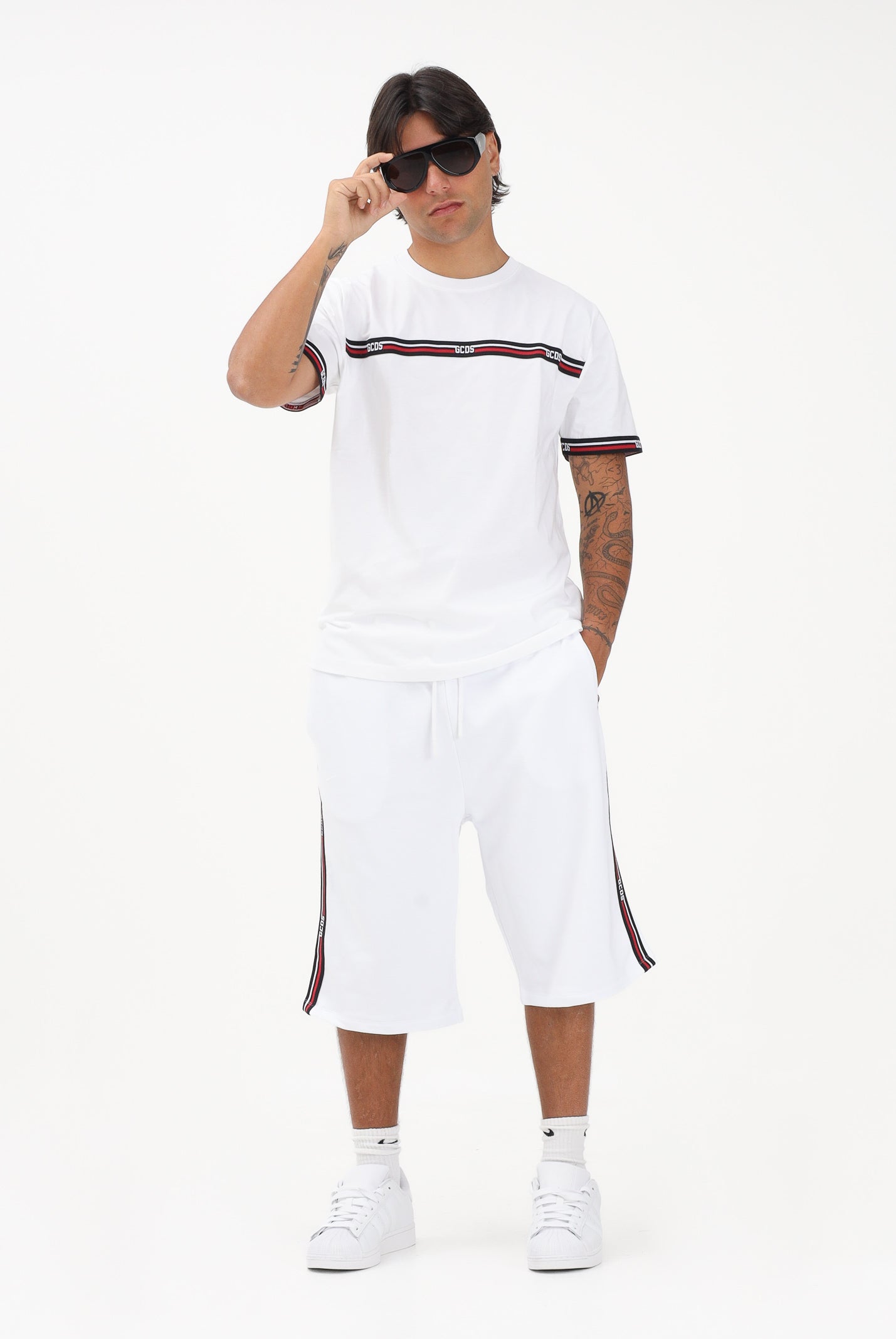GCDS Shorts sportivo bianco per uomo e donna con bande laterali C1MEQL214F004 100B GCDS