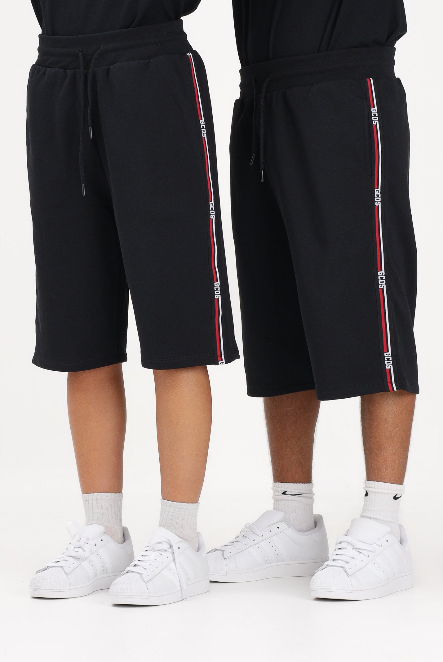 GCDS Shorts sportivo nero per uomo e donna con bande laterali C1MEQL214F004 999B GCDS