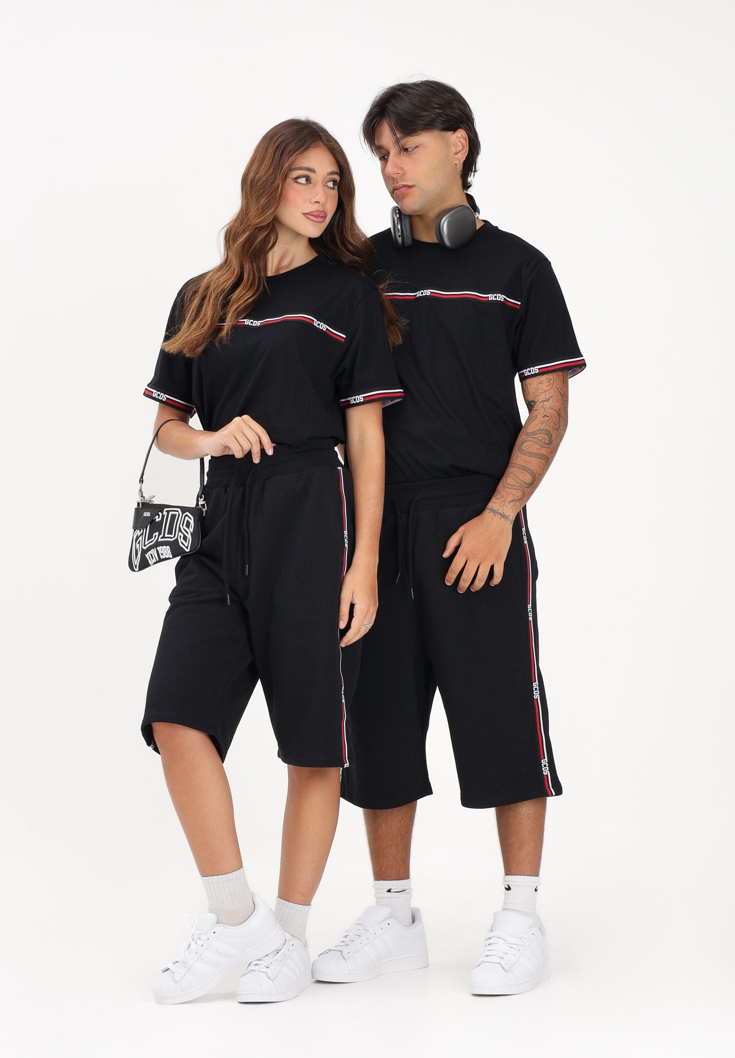 GCDS Shorts sportivo nero per uomo e donna con bande laterali C1MEQL214F004 999B GCDS