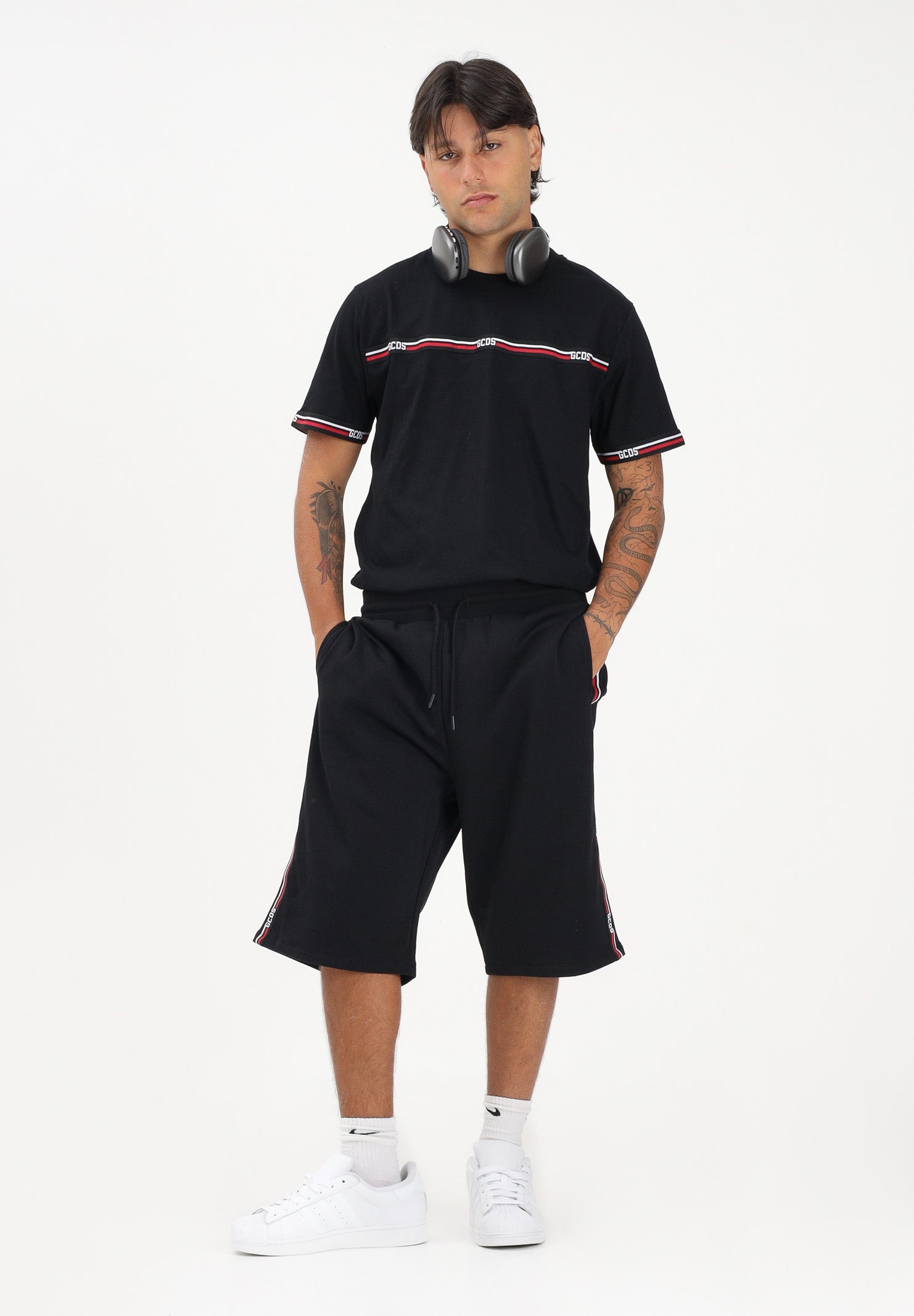 GCDS Shorts sportivo nero per uomo e donna con bande laterali C1MEQL214F004 999B GCDS