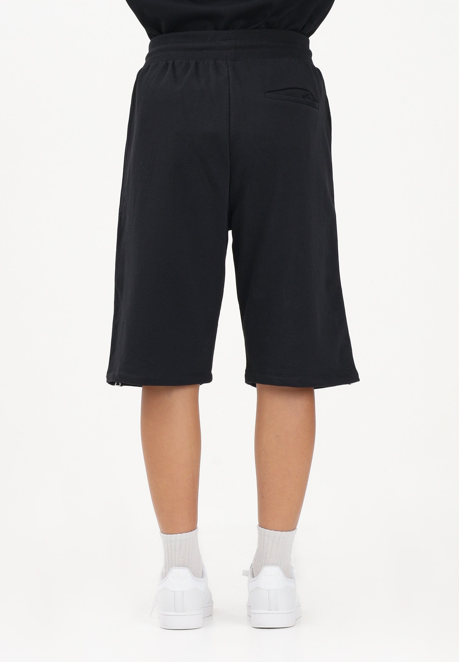 GCDS Shorts sportivo nero per uomo e donna con bande laterali C1MEQL214F004 999B GCDS