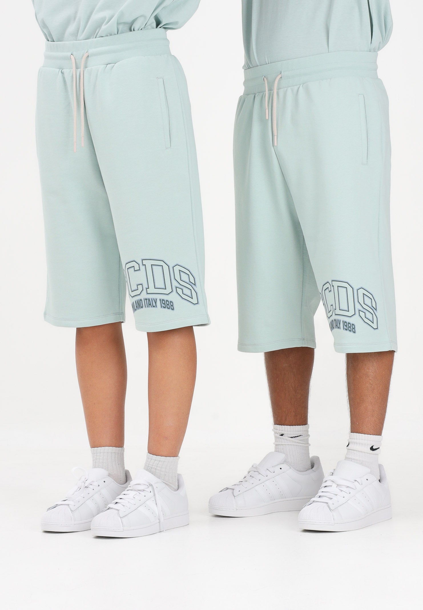GCDS Shorts sportivo verde acqua per uomo e donna con stampa logo C1MEQL216F004 818G GCDS