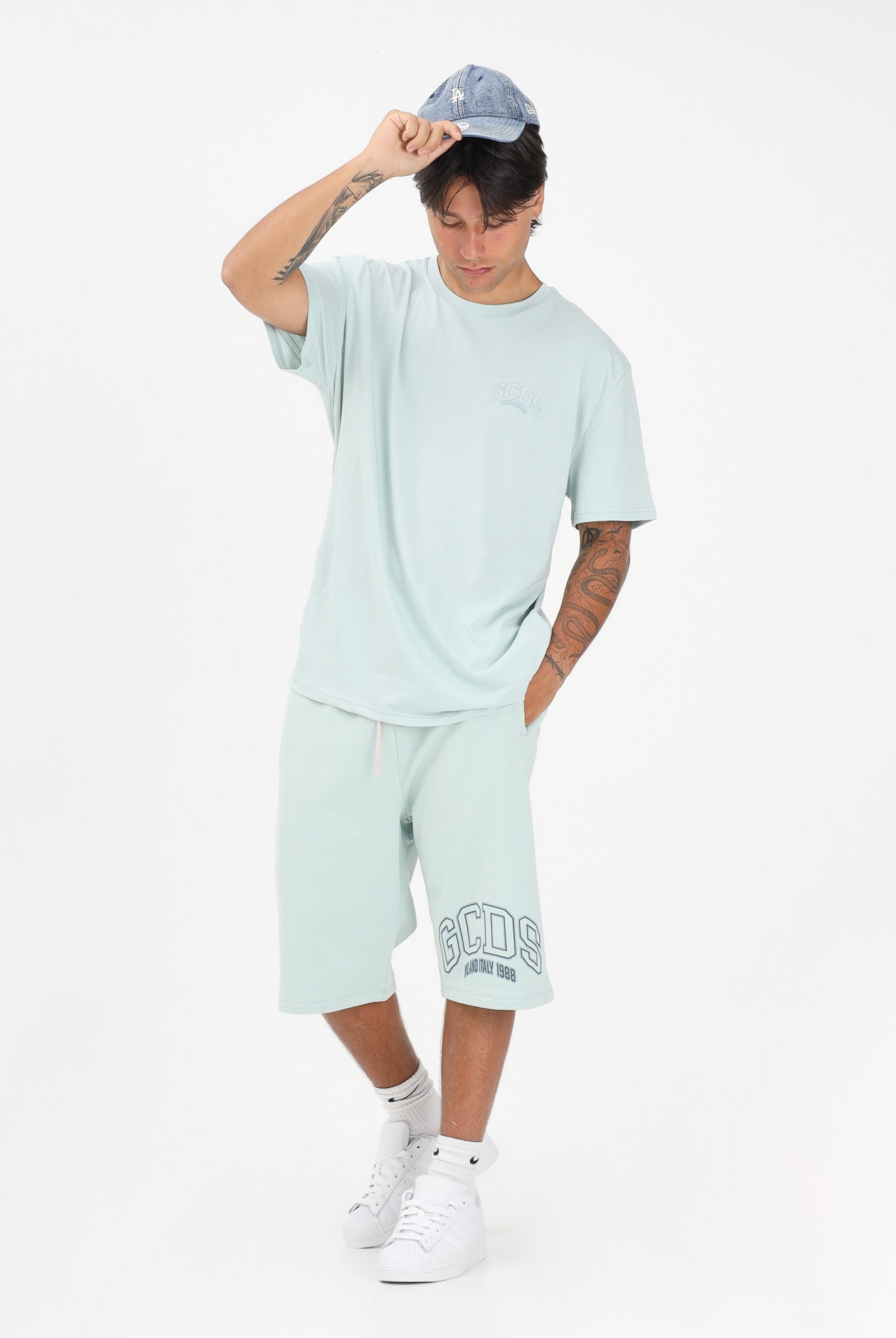 GCDS Shorts sportivo verde acqua per uomo e donna con stampa logo C1MEQL216F004 818G GCDS