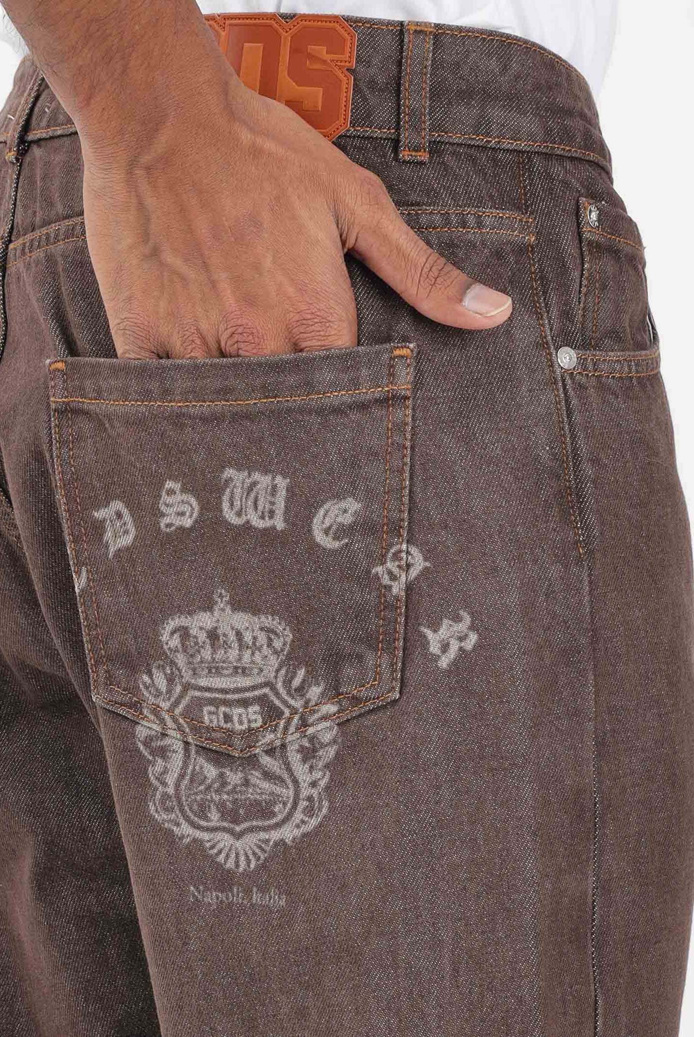 GCDS Jeans marrone da uomo con stampa sul retro C1MWQI191D087 388B GCDS
