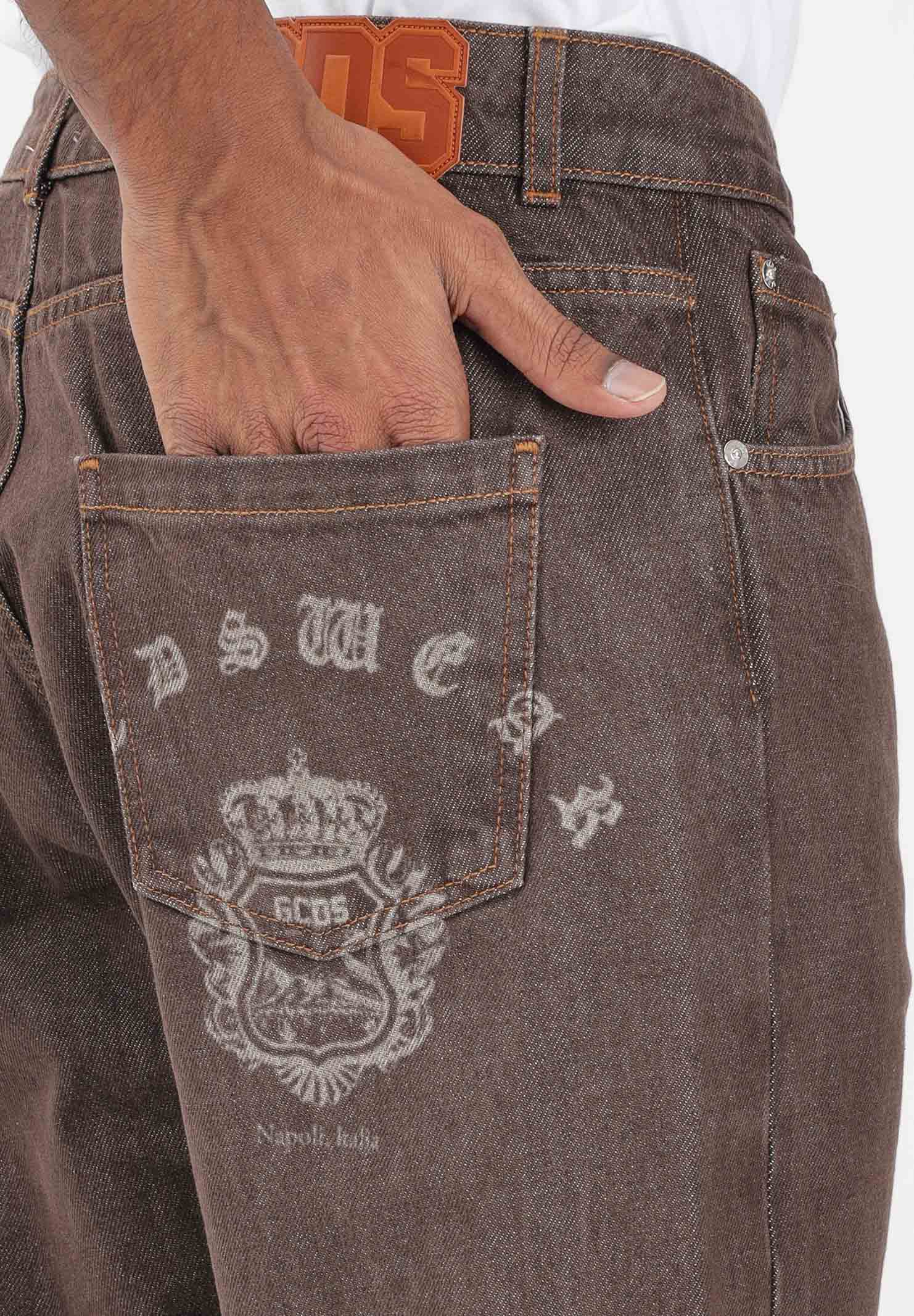 GCDS Jeans marrone da uomo con stampa sul retro C1MWQI191D087 388B GCDS