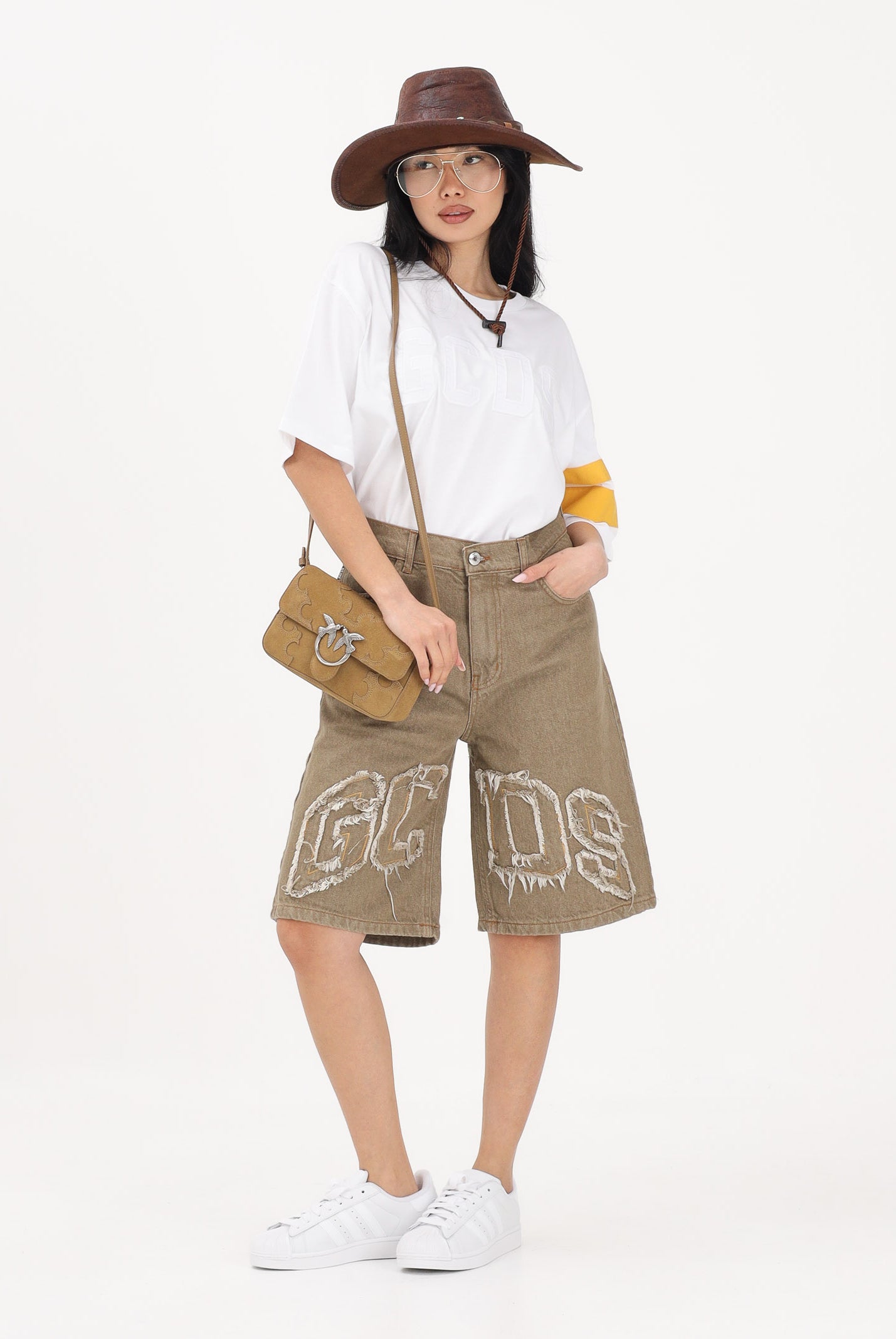 GCDS Bermuda in denim beige per uomo e donna con logo C1MWQL223D087 320T GCDS