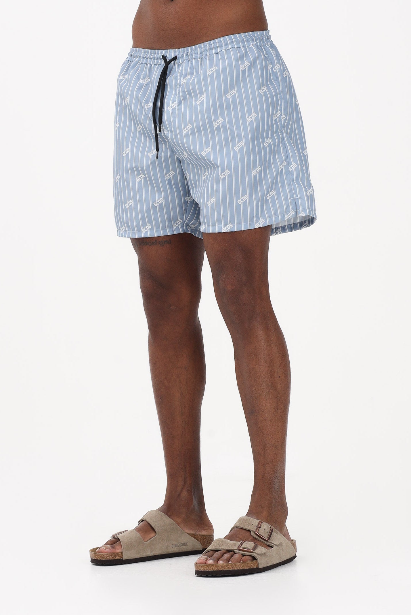 GCDS Shorts mare celeste da uomo con stampa rigata e logo all-over C1MWQS252T015 733A GCDS