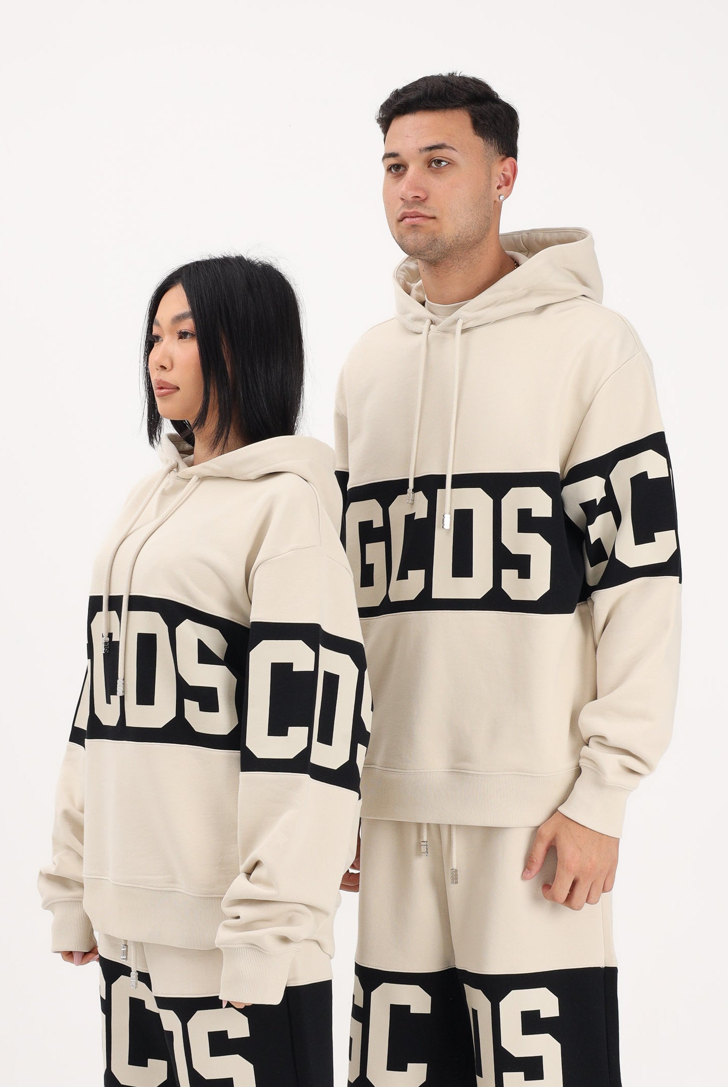 GCDS Felpa con cappuccio beige per uomo e donna caratterizzata da banda a contrasto e logo Z0MLQE138F004 316B GCDS
