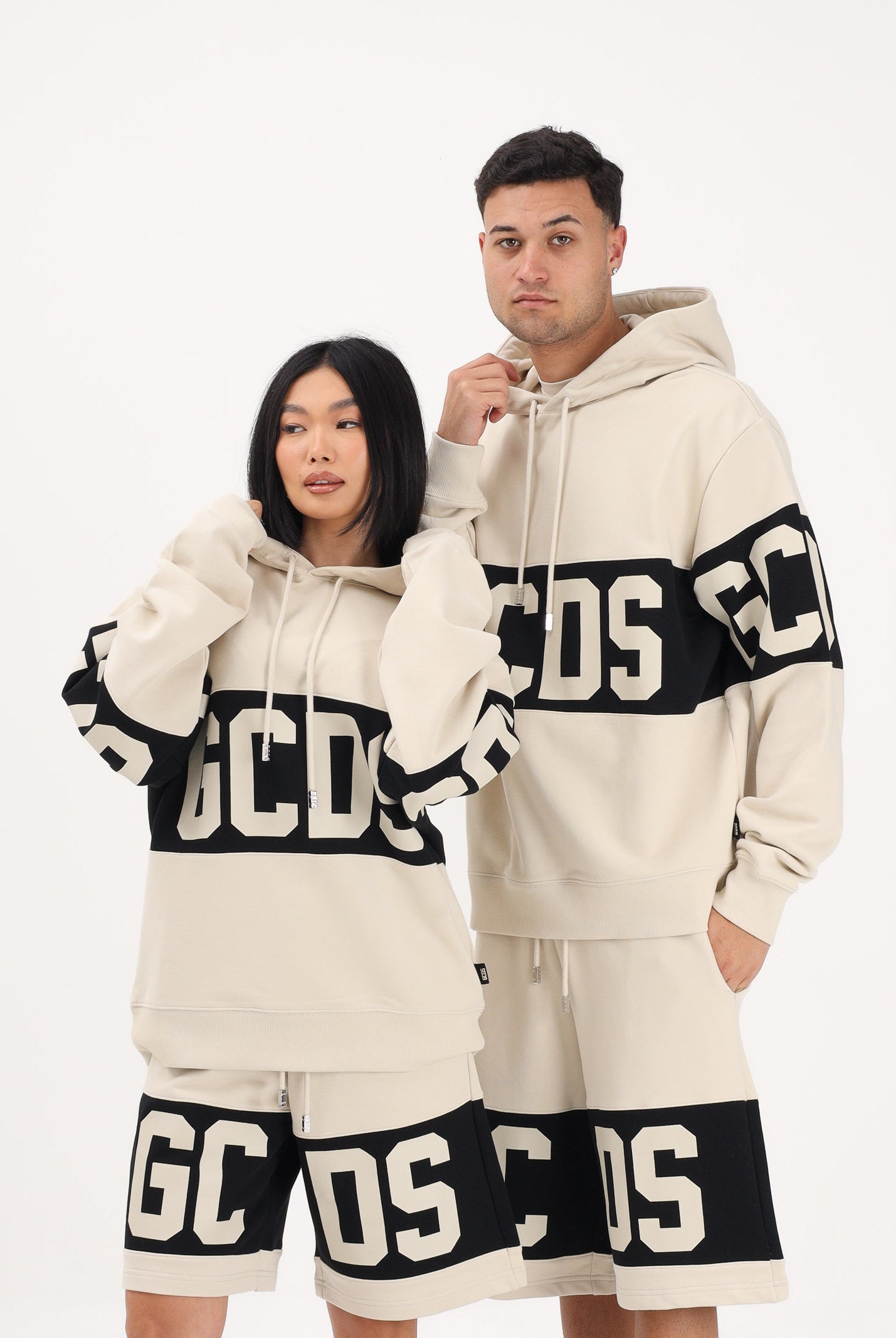 GCDS Felpa con cappuccio beige per uomo e donna caratterizzata da banda a contrasto e logo Z0MLQE138F004 316B GCDS