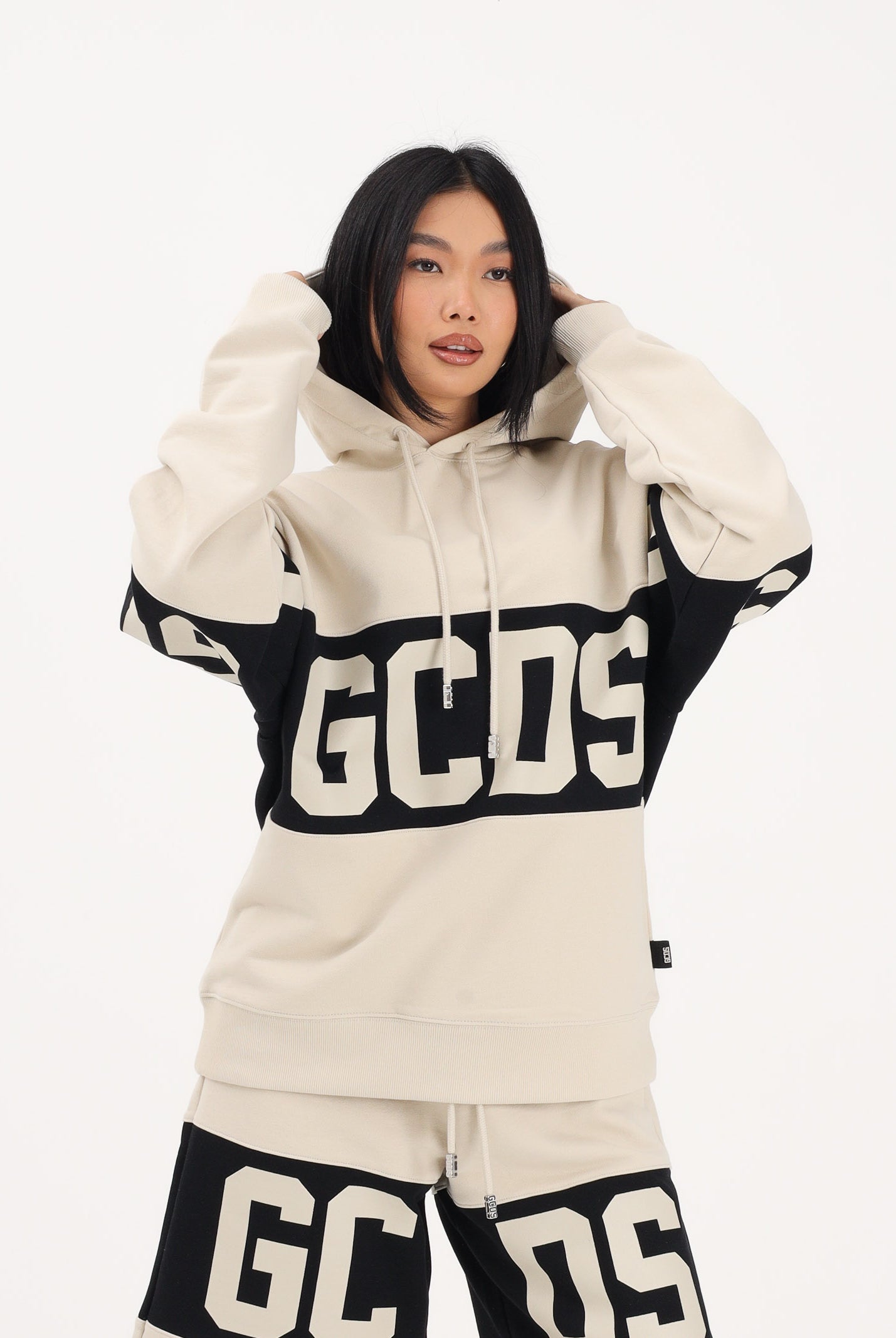 GCDS Felpa con cappuccio beige per uomo e donna caratterizzata da banda a contrasto e logo Z0MLQE138F004 316B GCDS