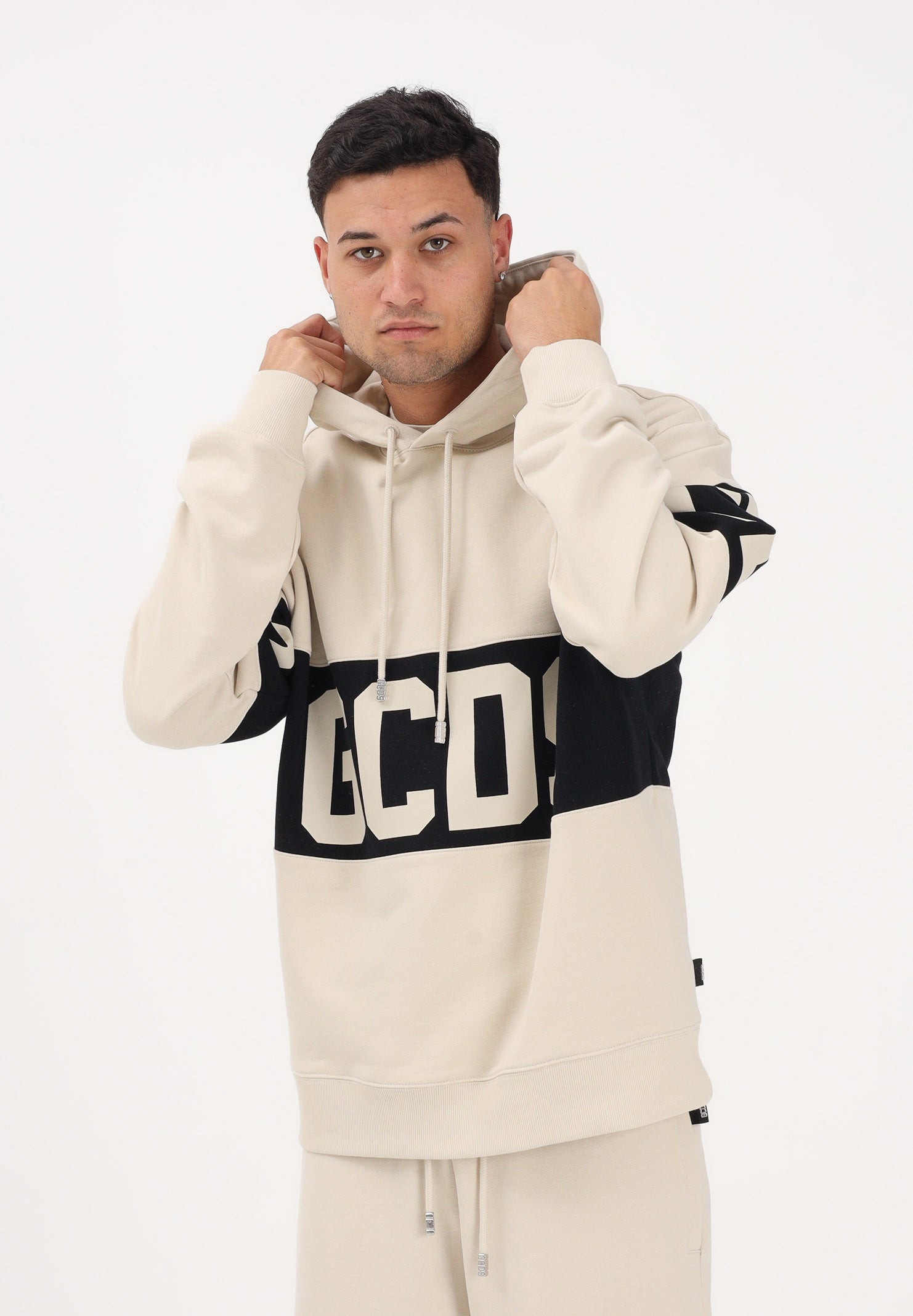 GCDS Felpa con cappuccio beige per uomo e donna caratterizzata da banda a contrasto e logo Z0MLQE138F004 316B GCDS