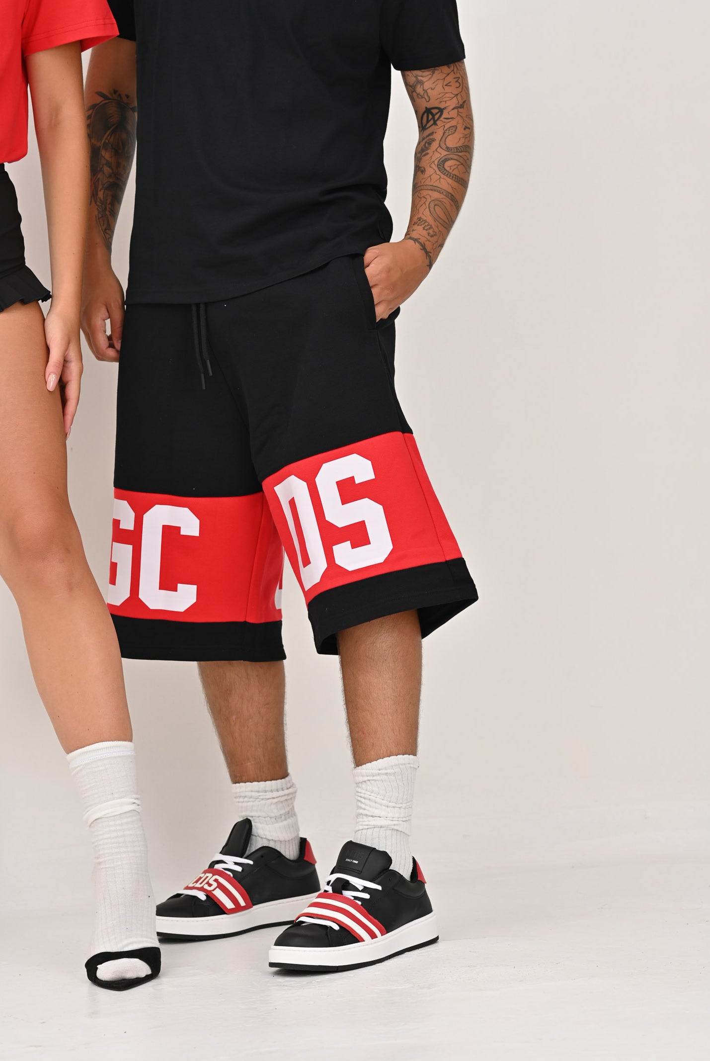 GCDS Shorts sportivo nero per uomo e donna con logo Z0MLQL228F004 999R GCDS