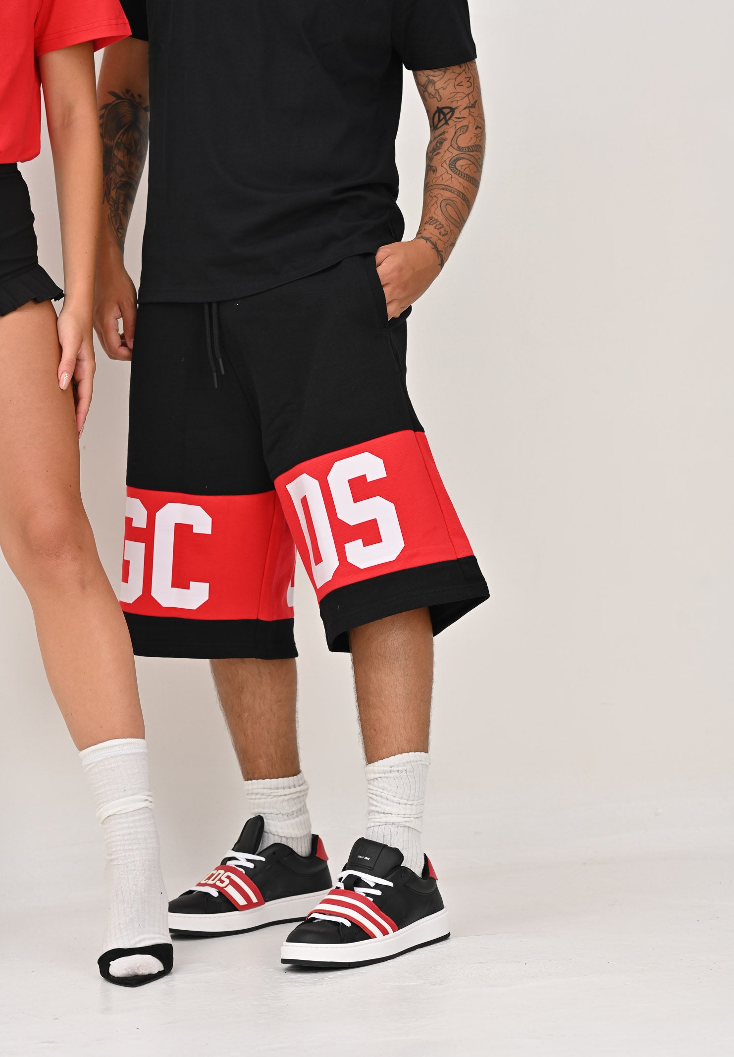 GCDS Shorts sportivo nero per uomo e donna con logo Z0MLQL228F004 999R GCDS