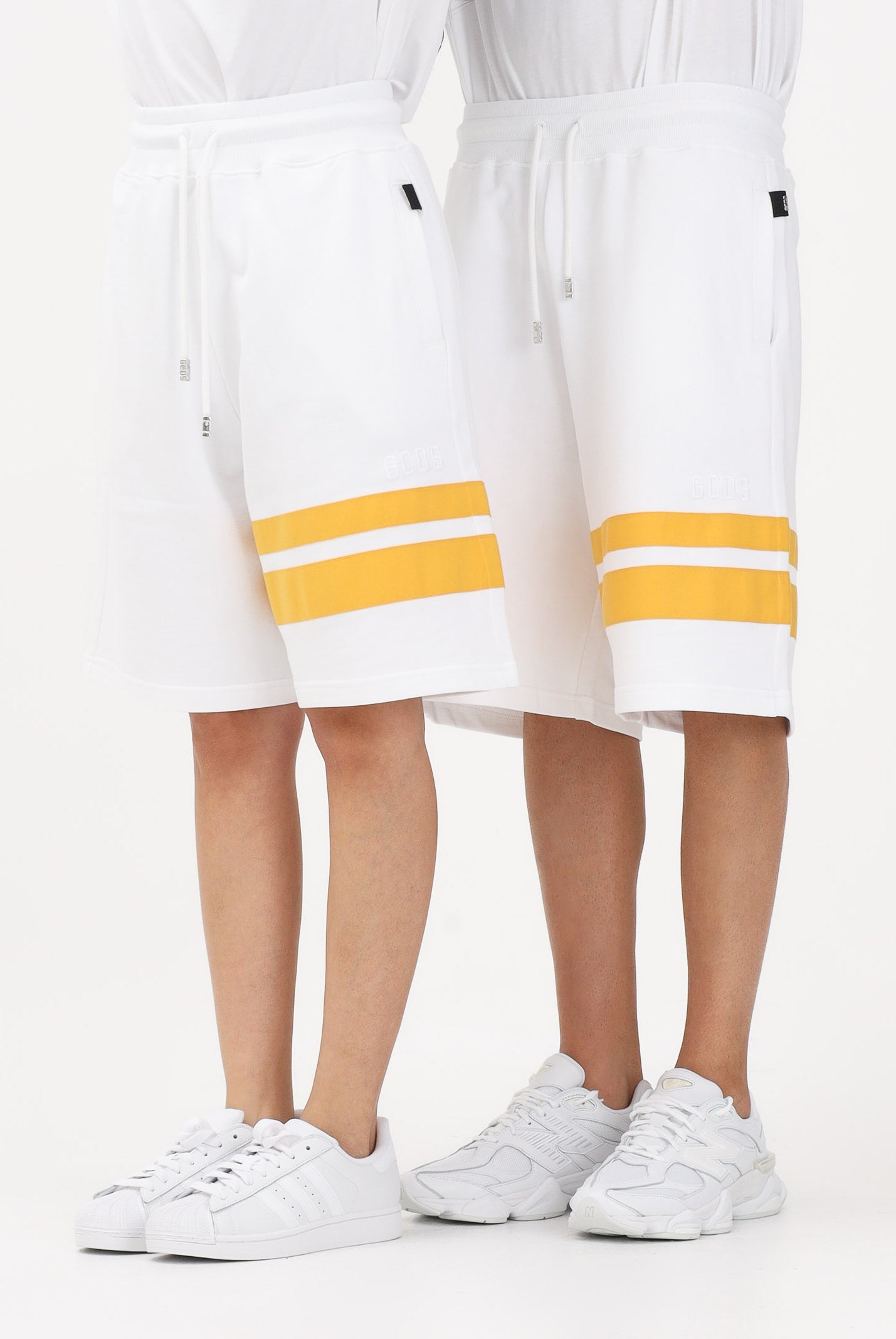 GCDS Shorts sportivo bianco per uomo e donna con dettagli a contrasto Z0MLQL229F004 100Y GCDS