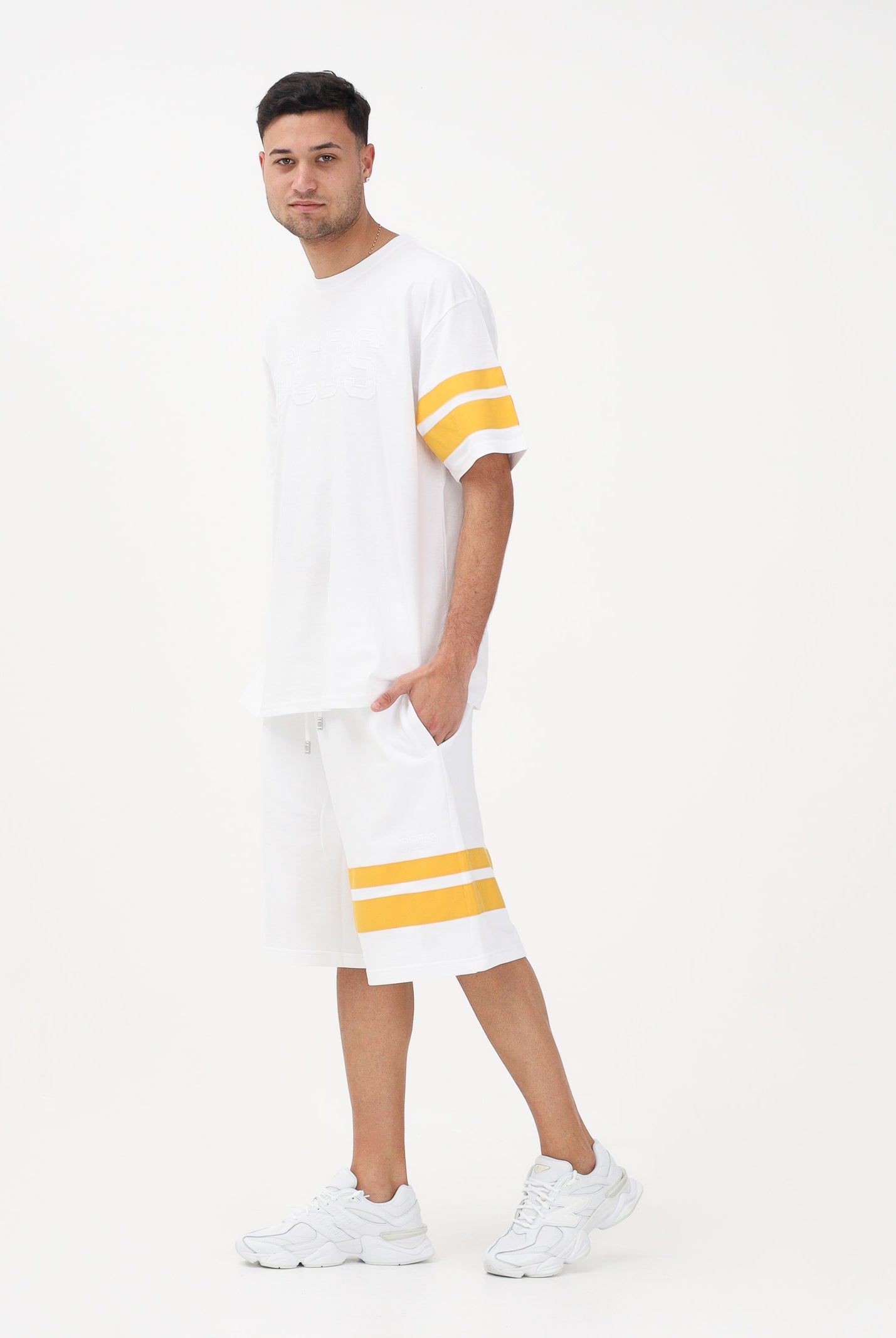 GCDS Shorts sportivo bianco per uomo e donna con dettagli a contrasto Z0MLQL229F004 100Y GCDS