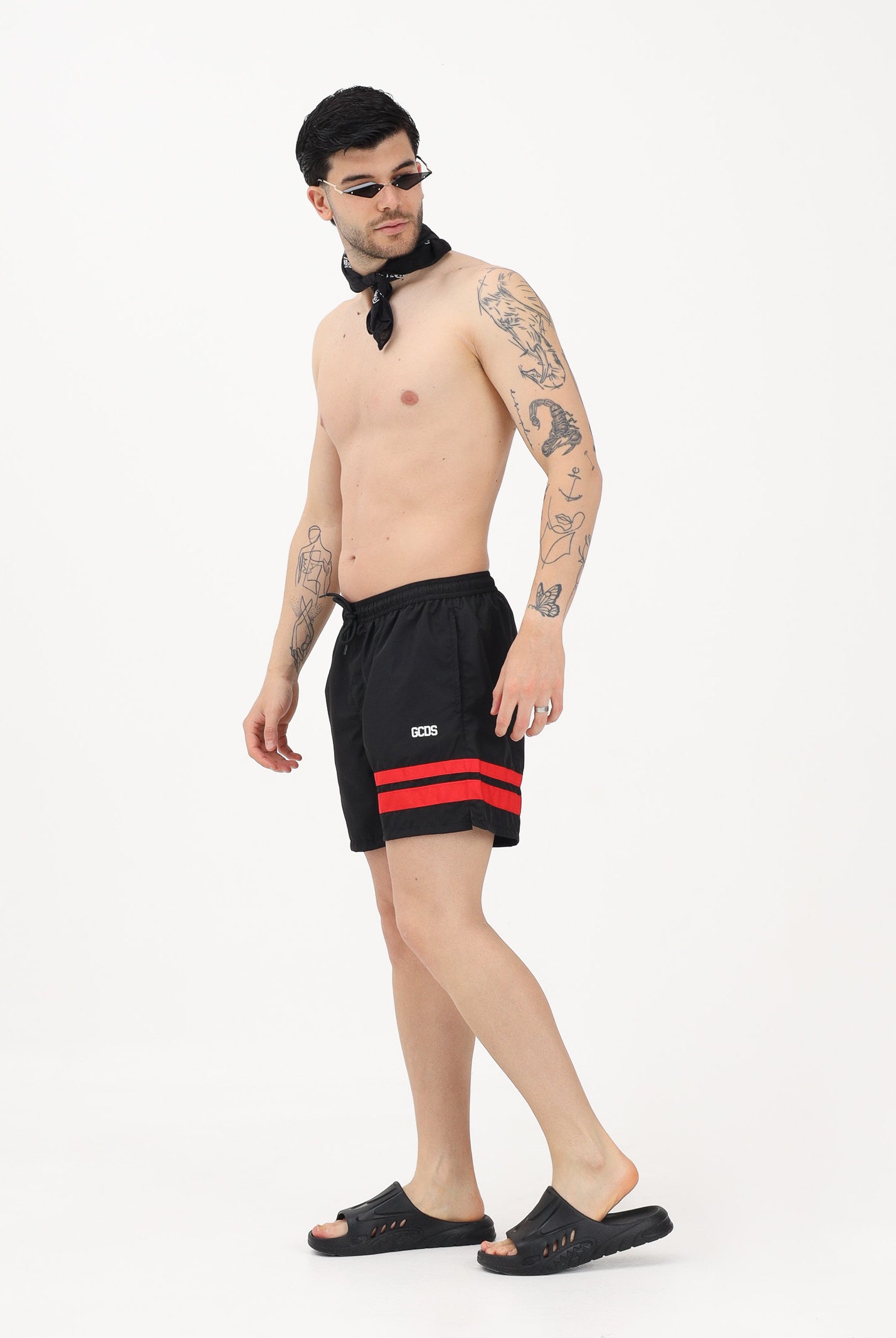 GCDS Shorts mare nero da uomo con bande rosse e logo Z0MLQS329T074 999R GCDS