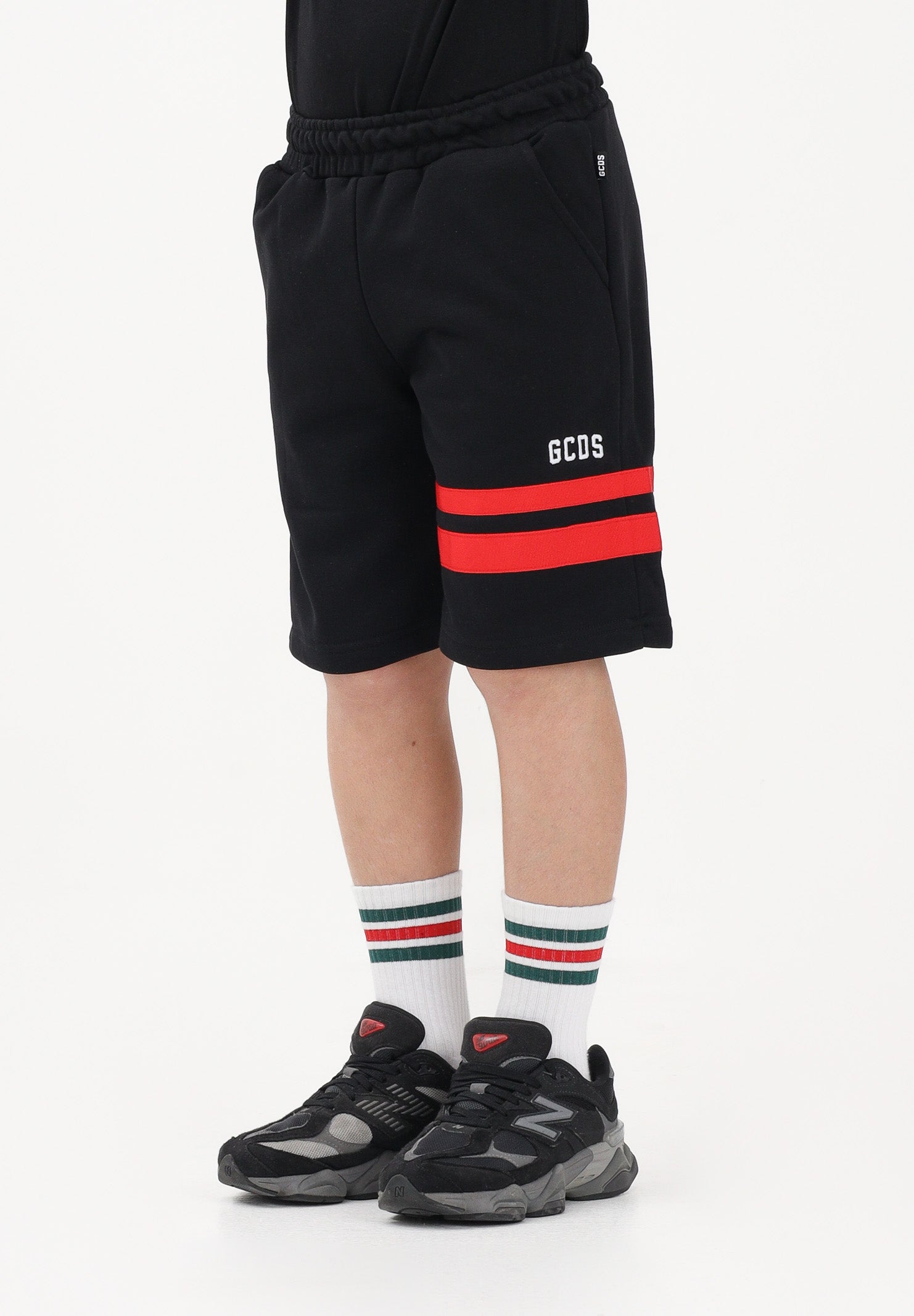 GCDS Shorts sportivo nero per donna, ragazzi e bambini con logo e bande rosse Z0UJQL594F004 999R GCDS