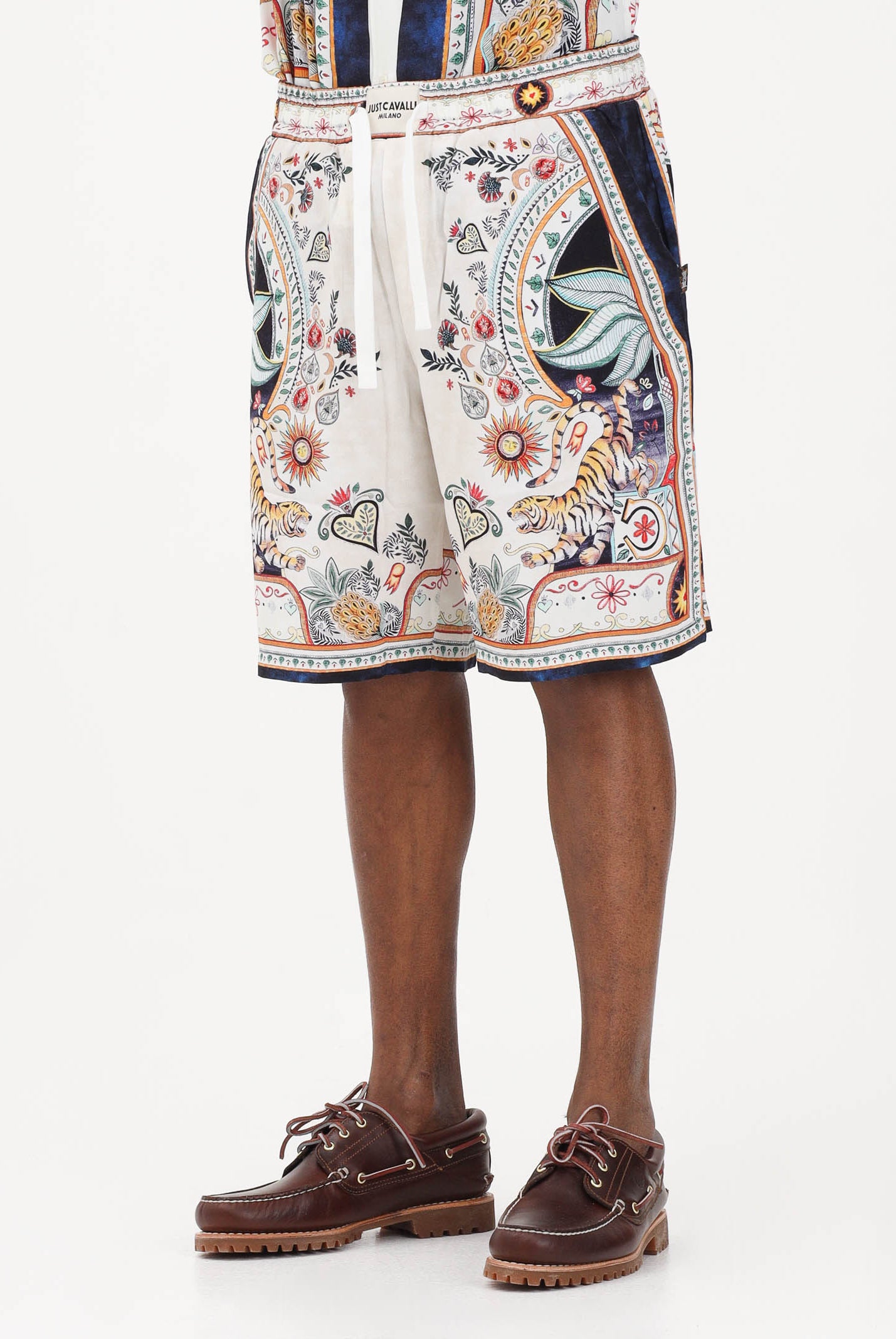 JUST CAVALLI Shorts panna da uomo con stampa ispirata a motivi decorativi e simbolici 80OADF03CNF05 004 JUST CAVALLI