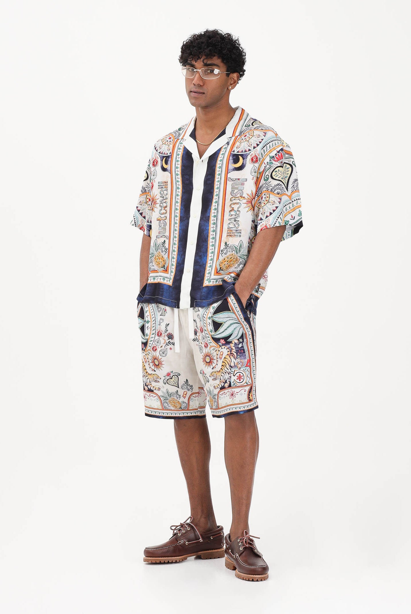 JUST CAVALLI Shorts panna da uomo con stampa ispirata a motivi decorativi e simbolici 80OADF03CNF05 004 JUST CAVALLI