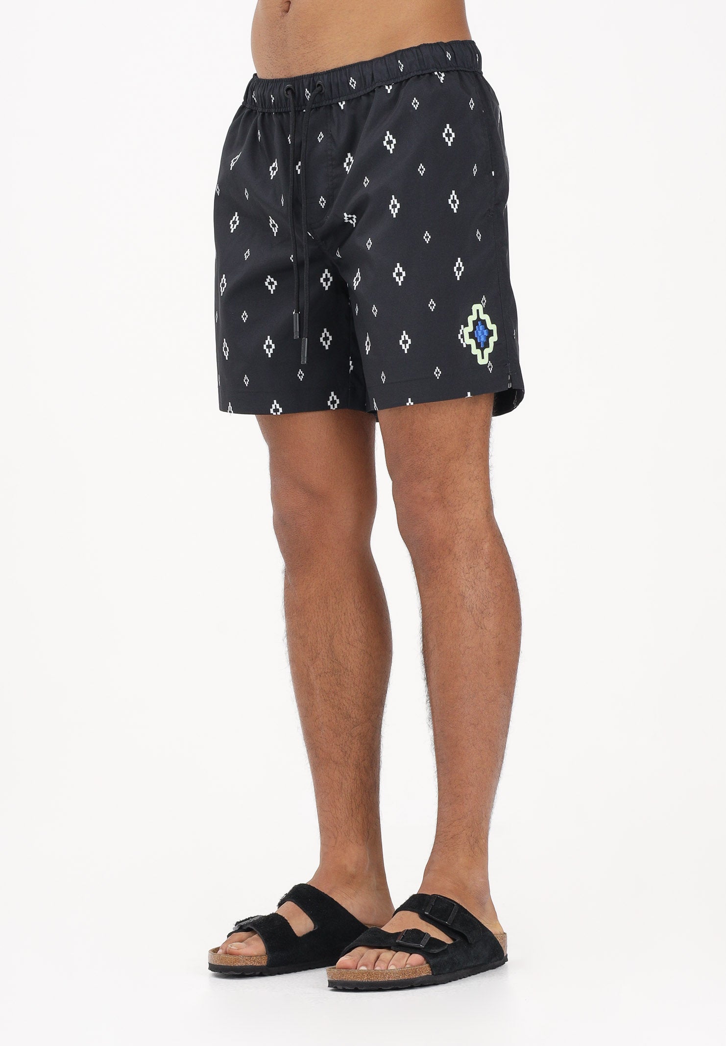 MARCELO BURLON COUNTY OF MILAN Shorts mare nero da uomo con stampa COMAS2606330888 . MARCELO BURLON COUNTY OF MILAN