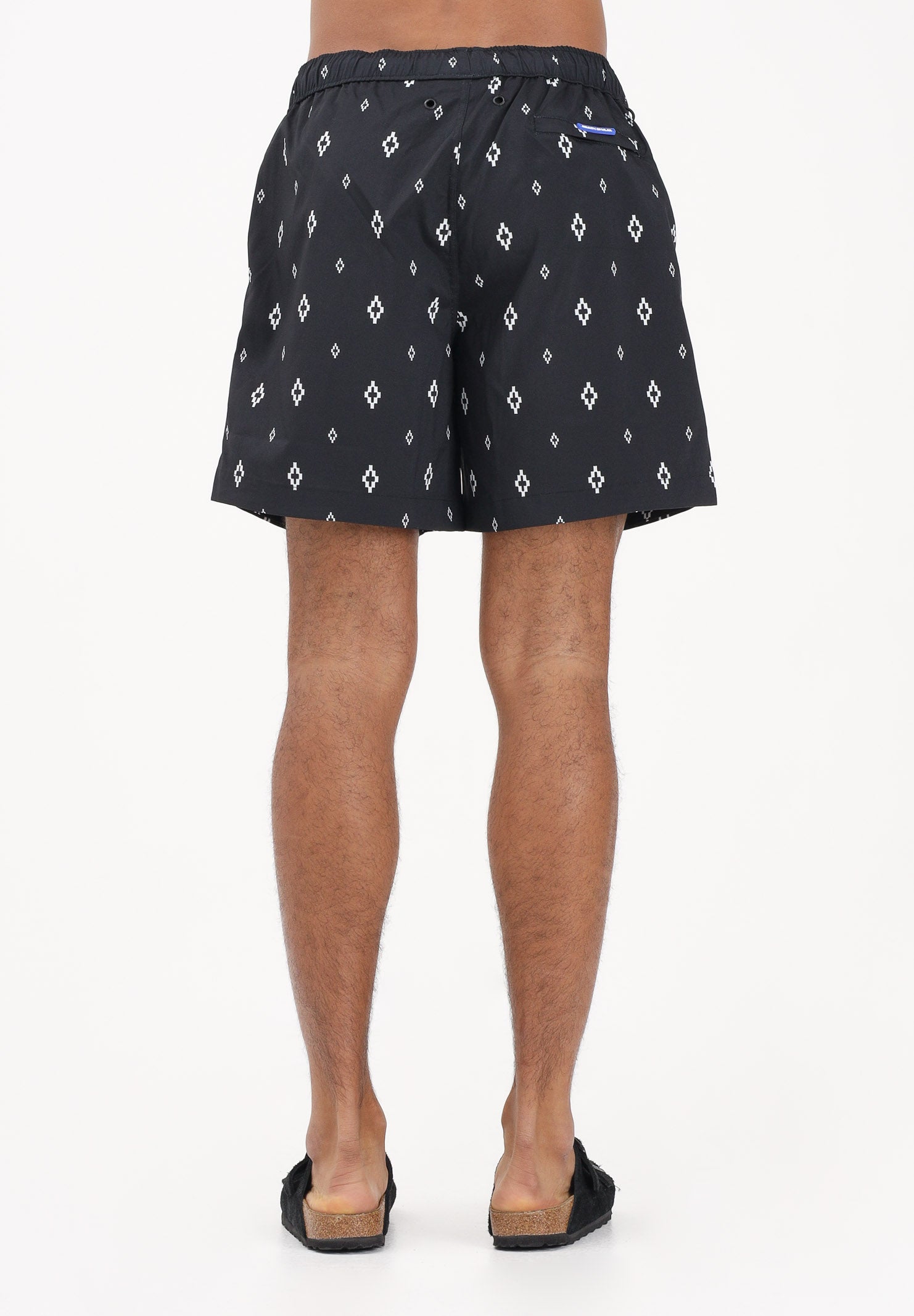 MARCELO BURLON COUNTY OF MILAN Shorts mare nero da uomo con stampa COMAS2606330888 . MARCELO BURLON COUNTY OF MILAN