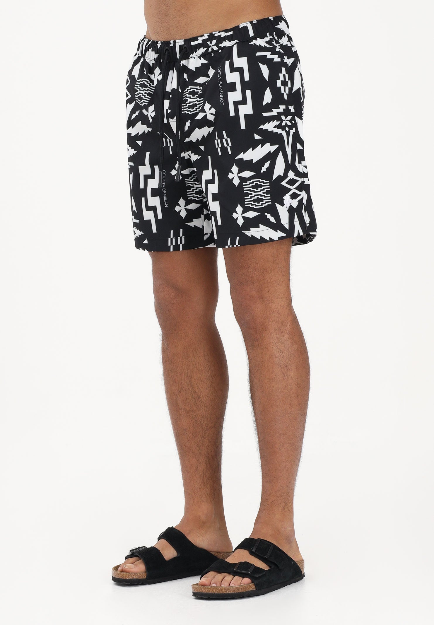 MARCELO BURLON COUNTY OF MILAN Shorts mare nero da uomo con fantasia COMAS2606410888 . MARCELO BURLON COUNTY OF MILAN