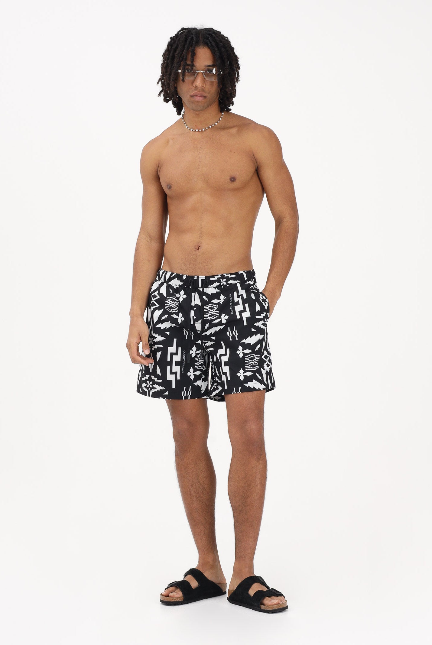 MARCELO BURLON COUNTY OF MILAN Shorts mare nero da uomo con fantasia COMAS2606410888 . MARCELO BURLON COUNTY OF MILAN