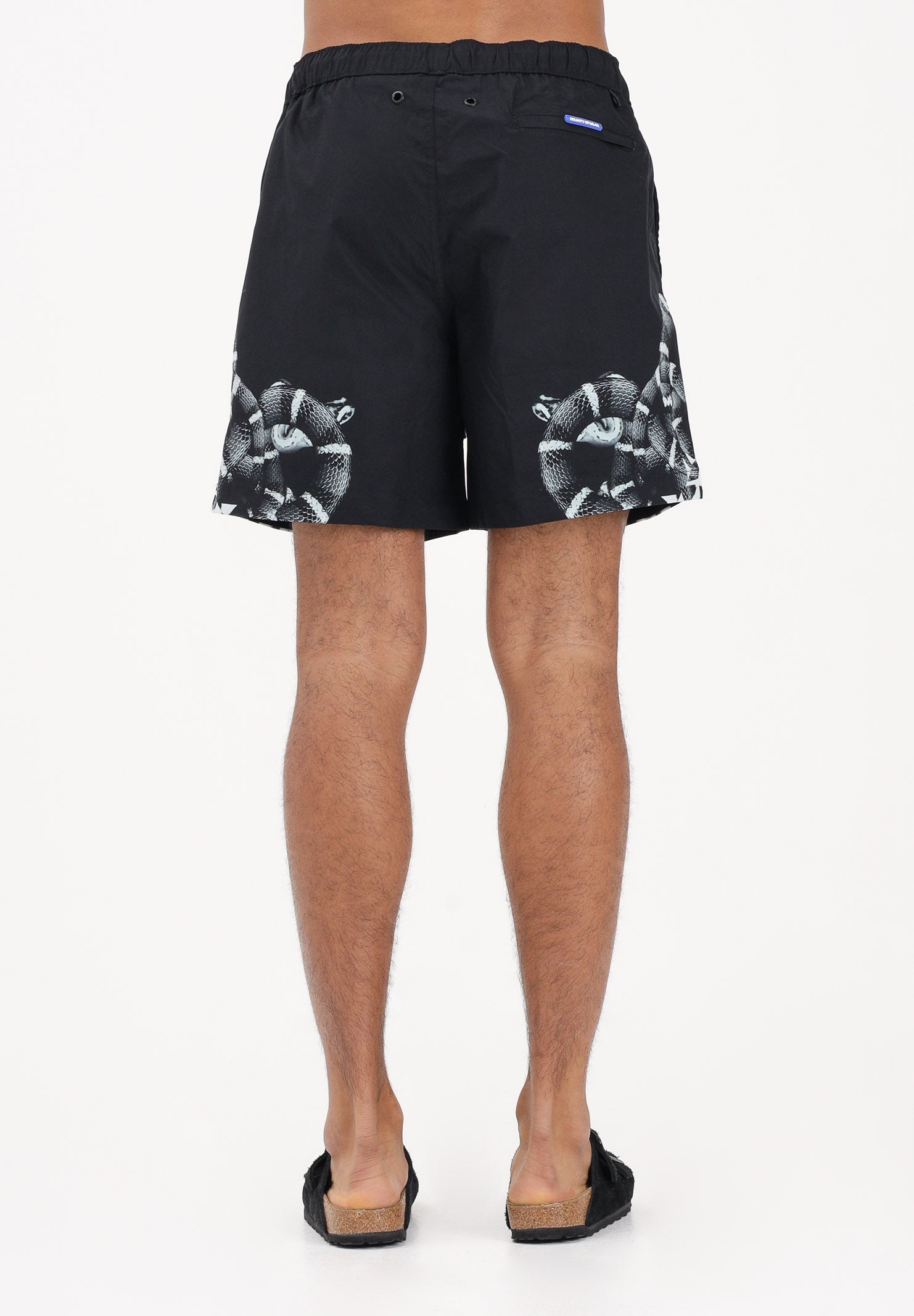 MARCELO BURLON COUNTY OF MILAN Shorts mare nero da uomo con stampa COMAS2606510934 . MARCELO BURLON COUNTY OF MILAN