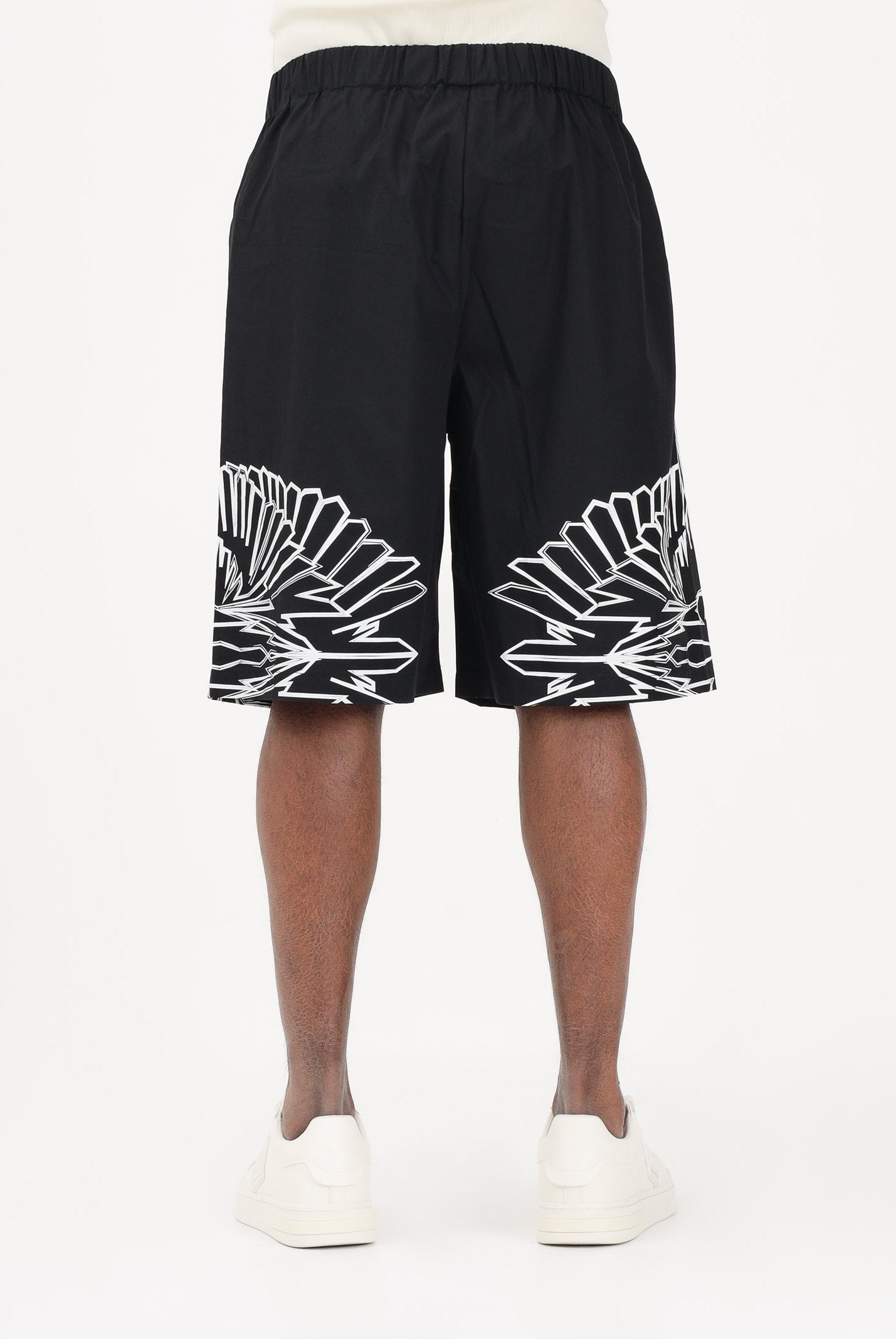 MARCELO BURLON COUNTY OF MILAN Shorts casual nero da uomo con stampa grafica S6CMMABE012 110 MARCELO BURLON COUNTY OF MILAN