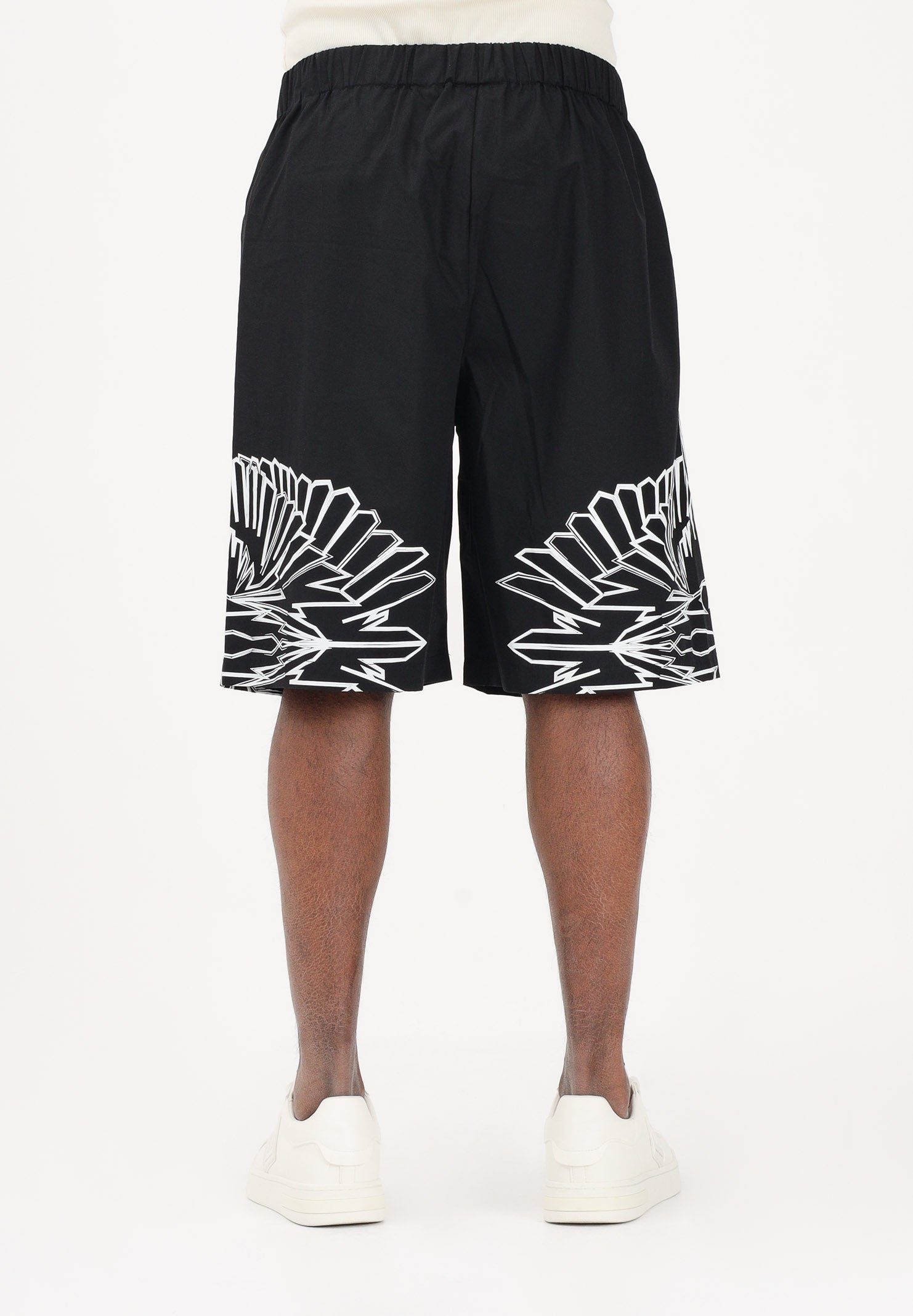 MARCELO BURLON COUNTY OF MILAN Shorts casual nero da uomo con stampa grafica S6CMMABE012 110 MARCELO BURLON COUNTY OF MILAN
