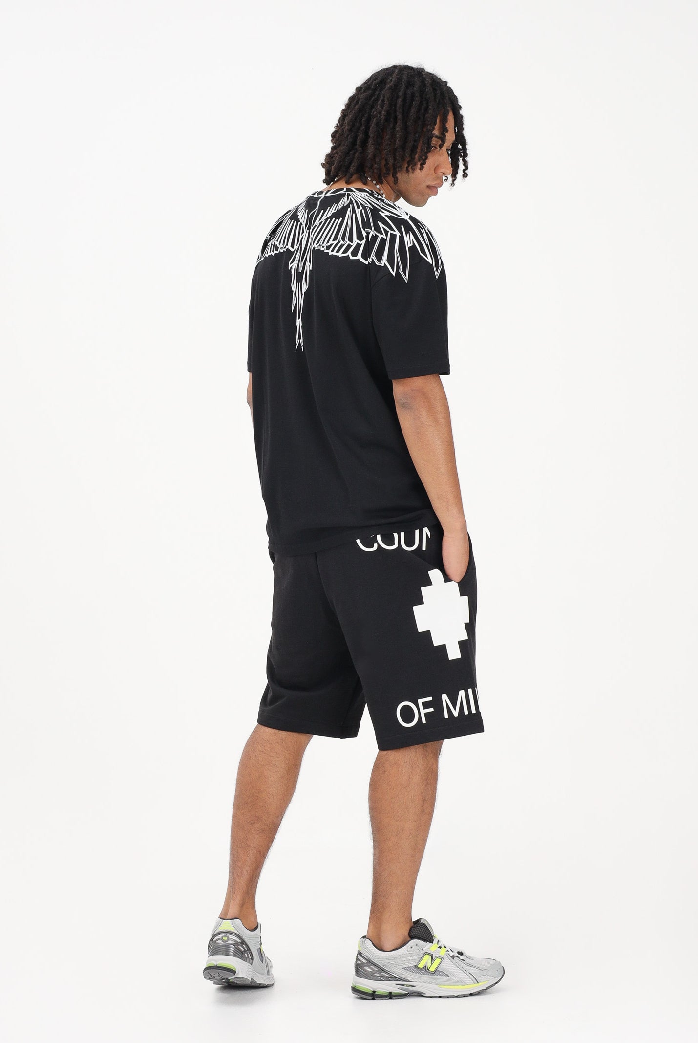 MARCELO BURLON COUNTY OF MILAN Shorts sportivo nero da uomo con stampa laterale S6CMMABE097 110 MARCELO BURLON COUNTY OF MILAN