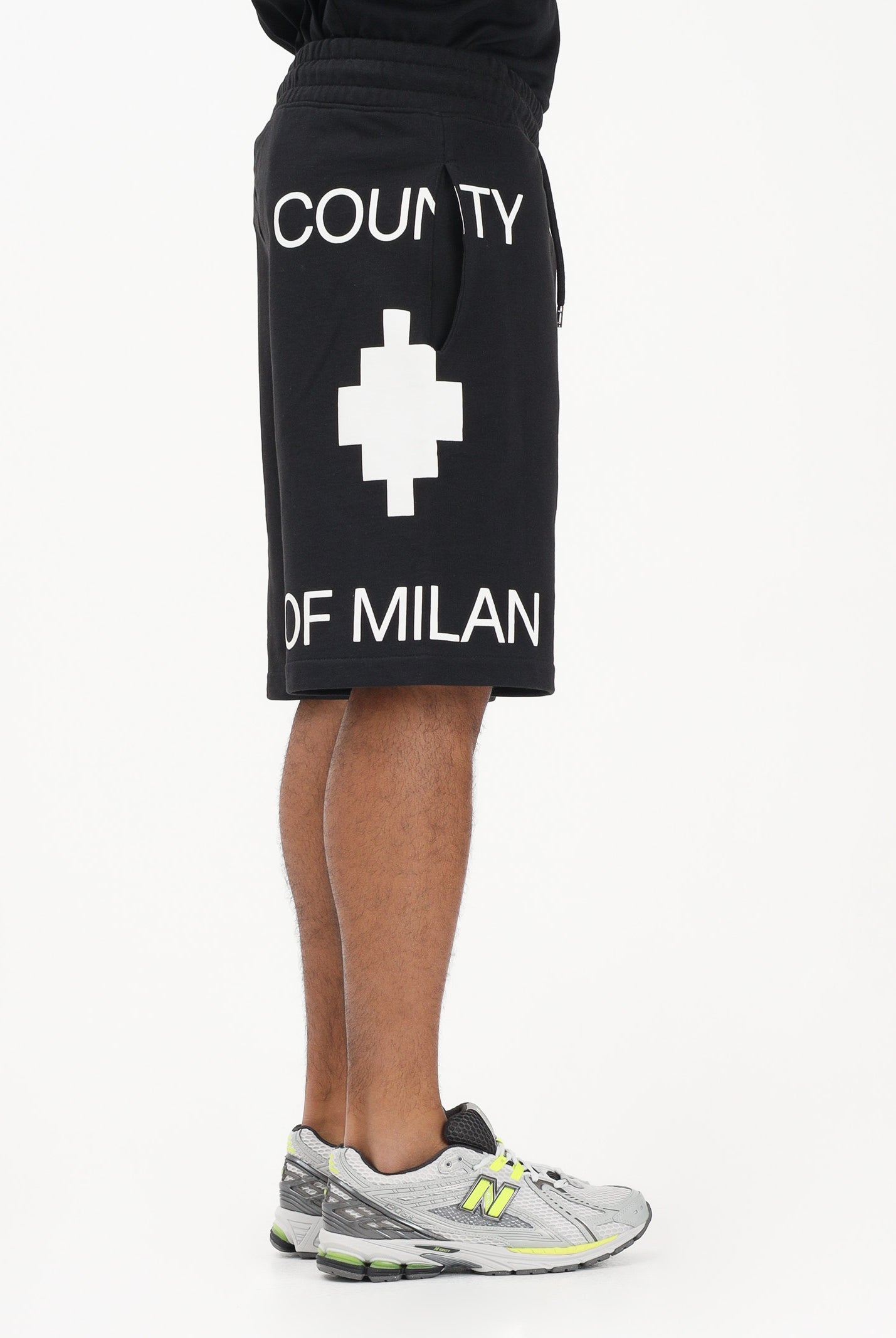 MARCELO BURLON COUNTY OF MILAN Shorts sportivo nero da uomo con stampa laterale S6CMMABE097 110 MARCELO BURLON COUNTY OF MILAN