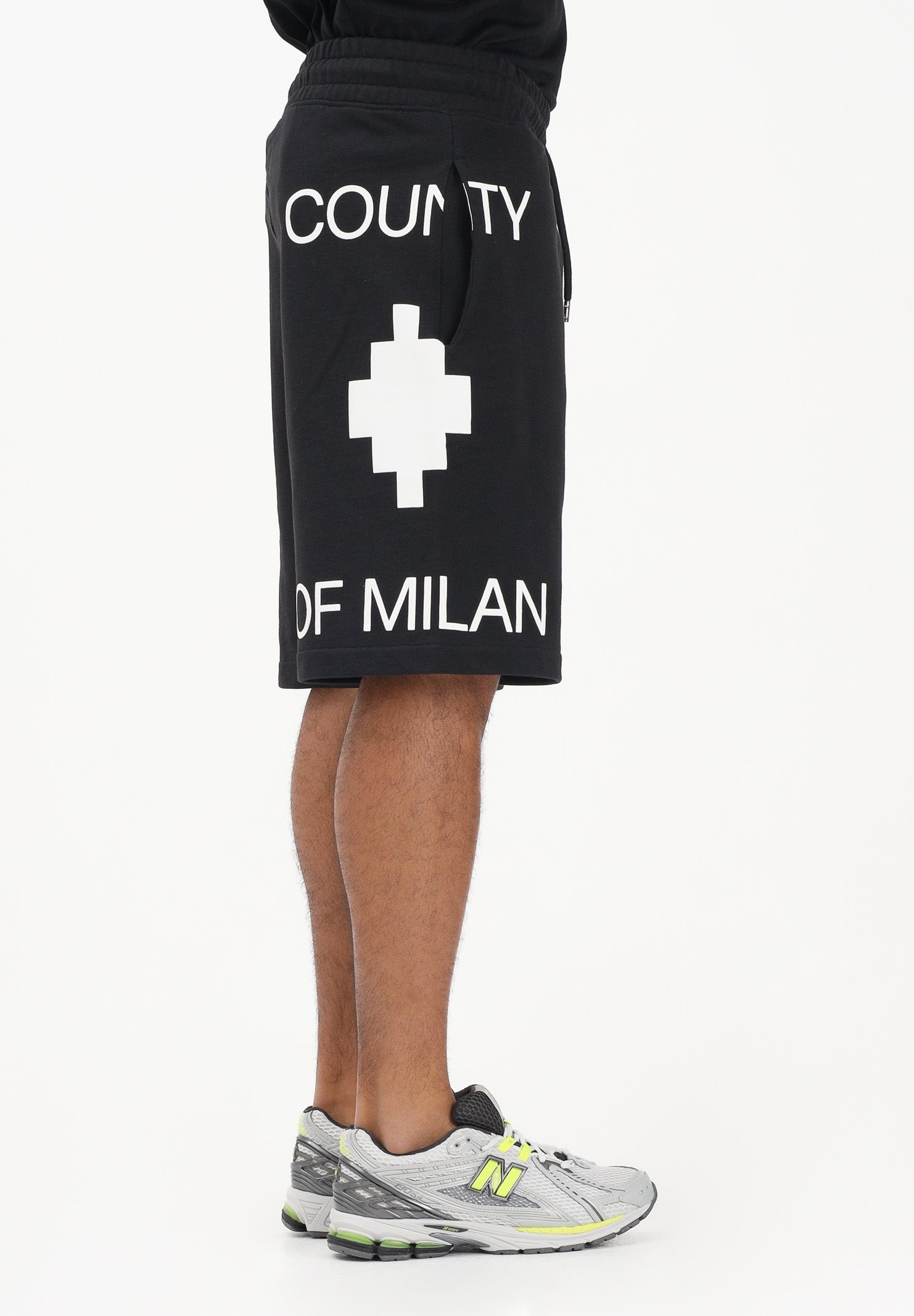 MARCELO BURLON COUNTY OF MILAN Shorts sportivo nero da uomo con stampa laterale S6CMMABE097 110 MARCELO BURLON COUNTY OF MILAN