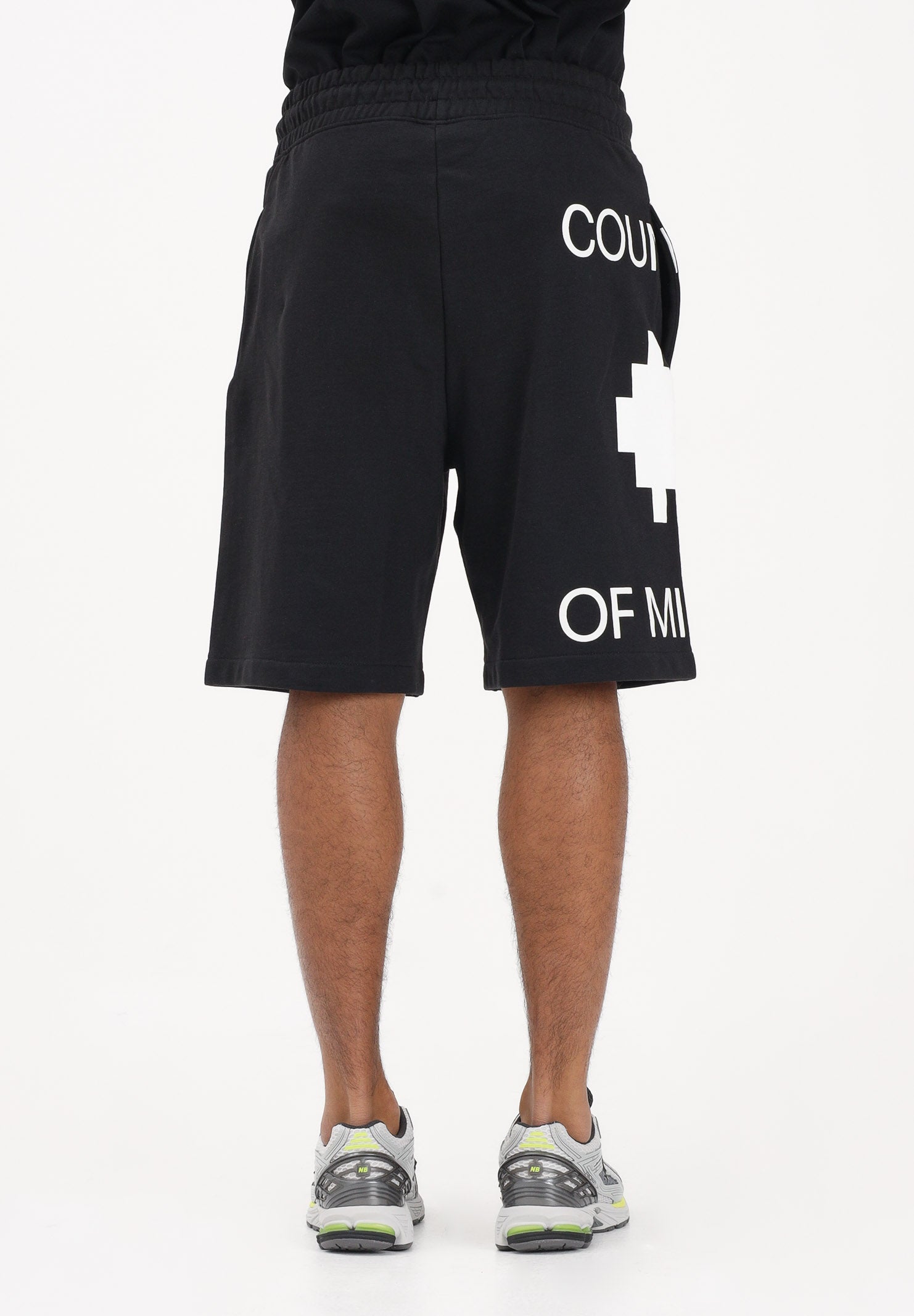 MARCELO BURLON COUNTY OF MILAN Shorts sportivo nero da uomo con stampa laterale S6CMMABE097 110 MARCELO BURLON COUNTY OF MILAN