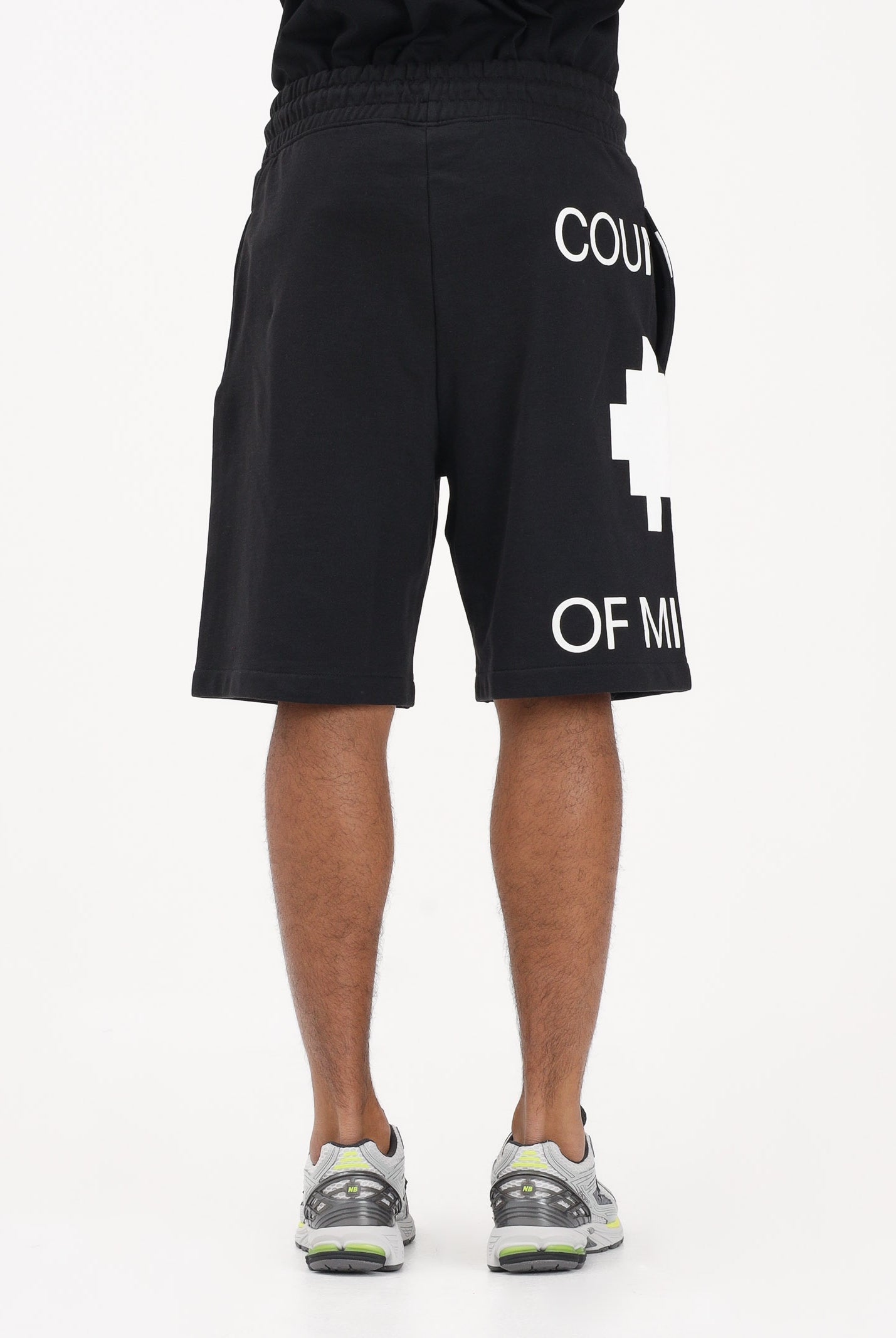 MARCELO BURLON COUNTY OF MILAN Shorts sportivo nero da uomo con stampa laterale S6CMMABE097 110 MARCELO BURLON COUNTY OF MILAN