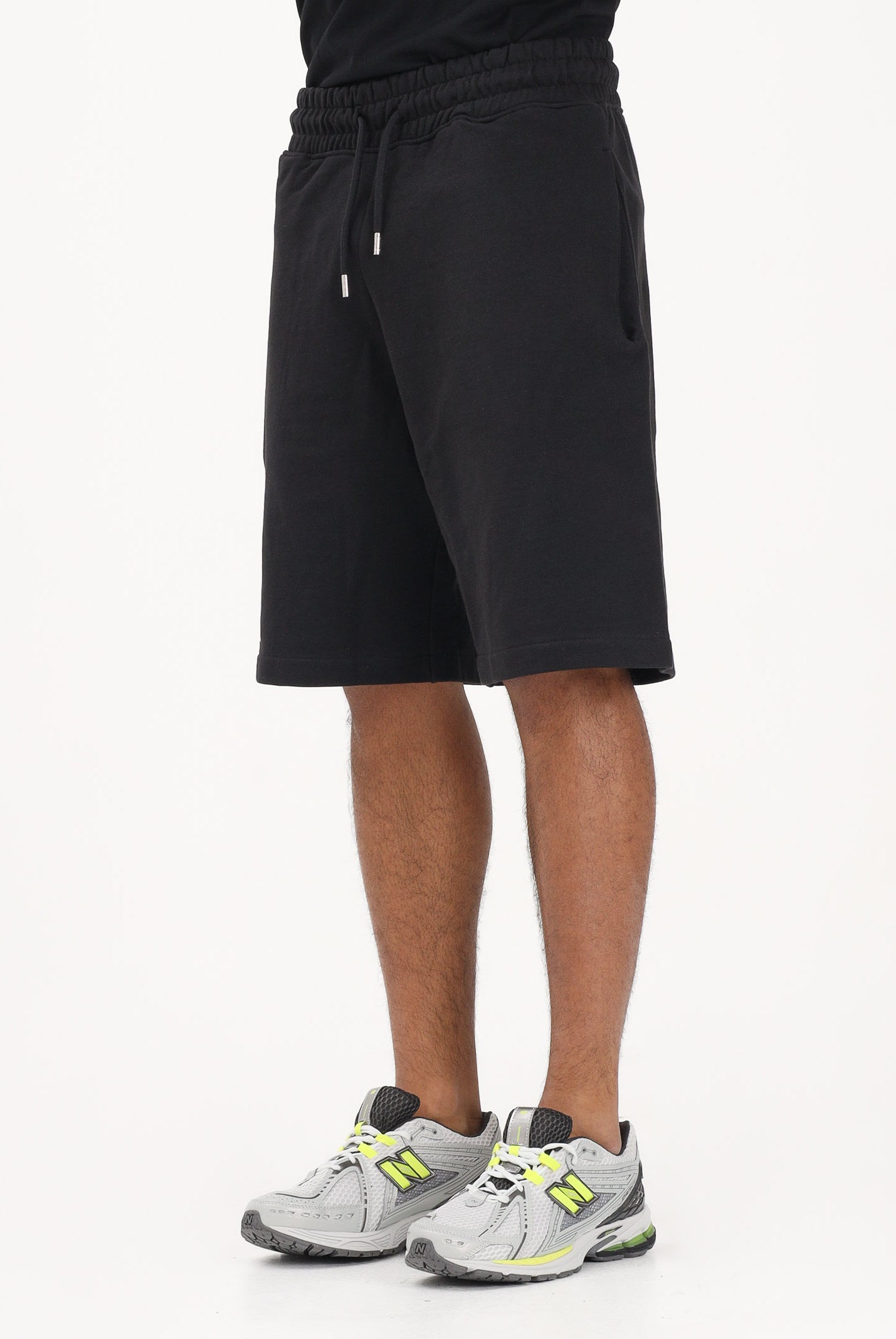 MARCELO BURLON COUNTY OF MILAN Shorts sportivo nero da uomo con stampa laterale S6CMMABE097 110 MARCELO BURLON COUNTY OF MILAN