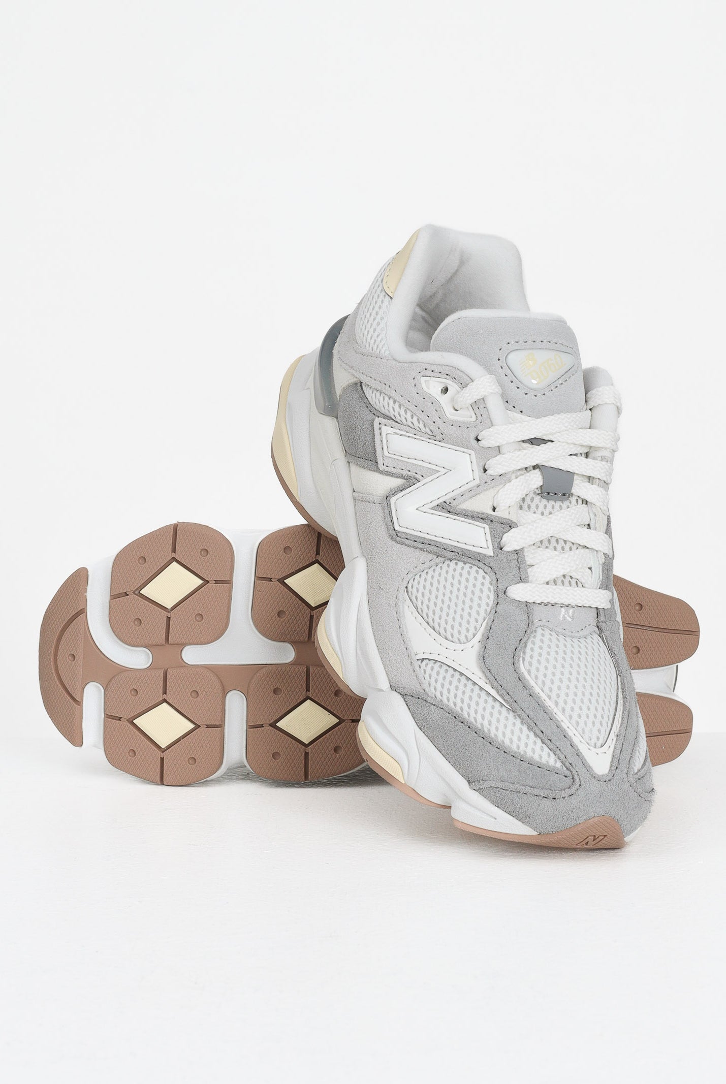 NEW BALANCE Sneakers 9060 grigie per uomo e donna GC9060AB . NEW BALANCE