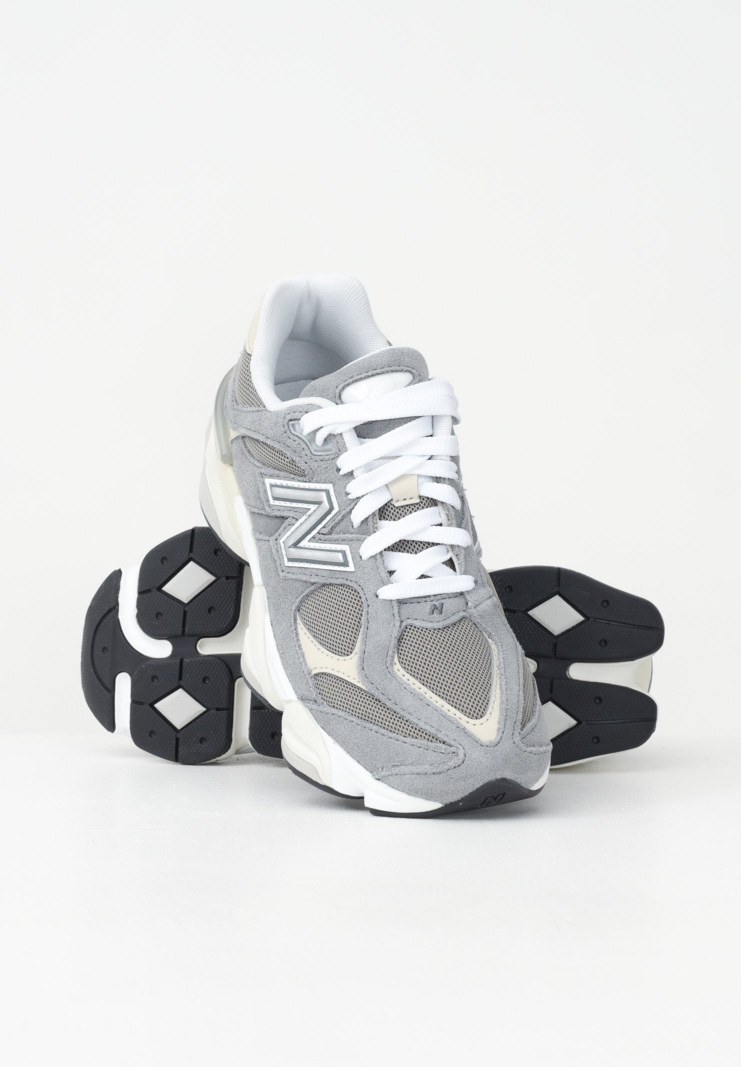 NEW BALANCE Sneakers 9060 grigie per uomo e donna GC9060BA . NEW BALANCE