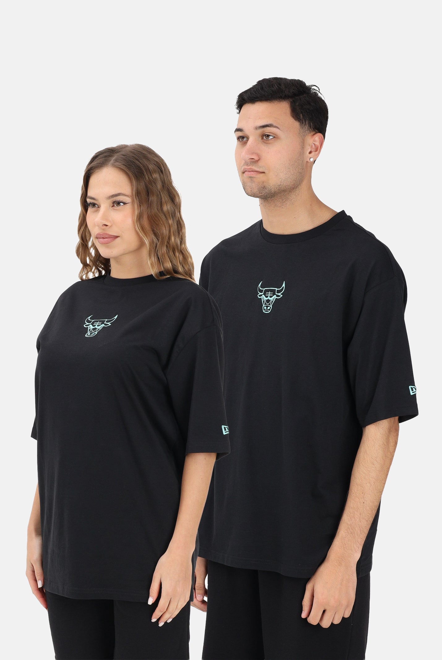 NEW ERA T-shirt a manica corta Oversized Chicago Bulls NBA League Essential nera per uomo e donna 60771515 . NEW ERA