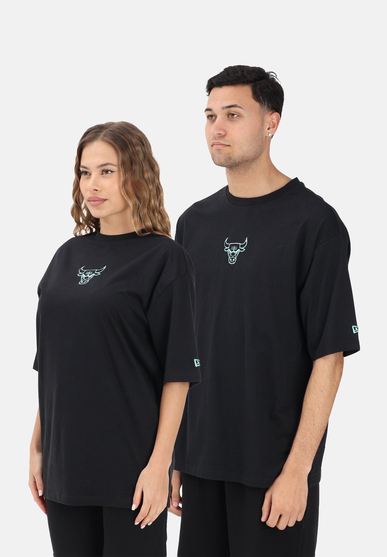 NEW ERA T-shirt a manica corta Oversized Chicago Bulls NBA League Essential nera per uomo e donna 60771515 . NEW ERA