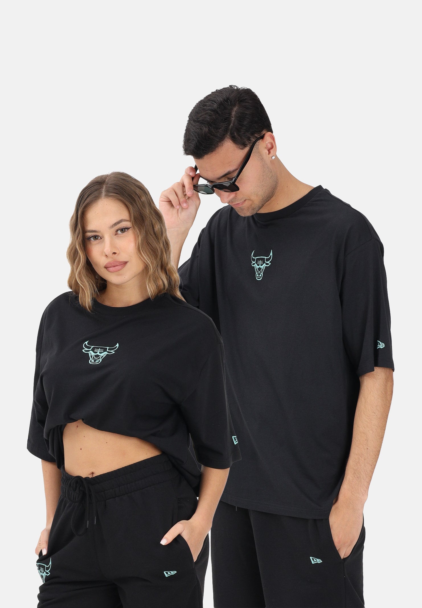 NEW ERA T-shirt a manica corta Oversized Chicago Bulls NBA League Essential nera per uomo e donna 60771515 . NEW ERA